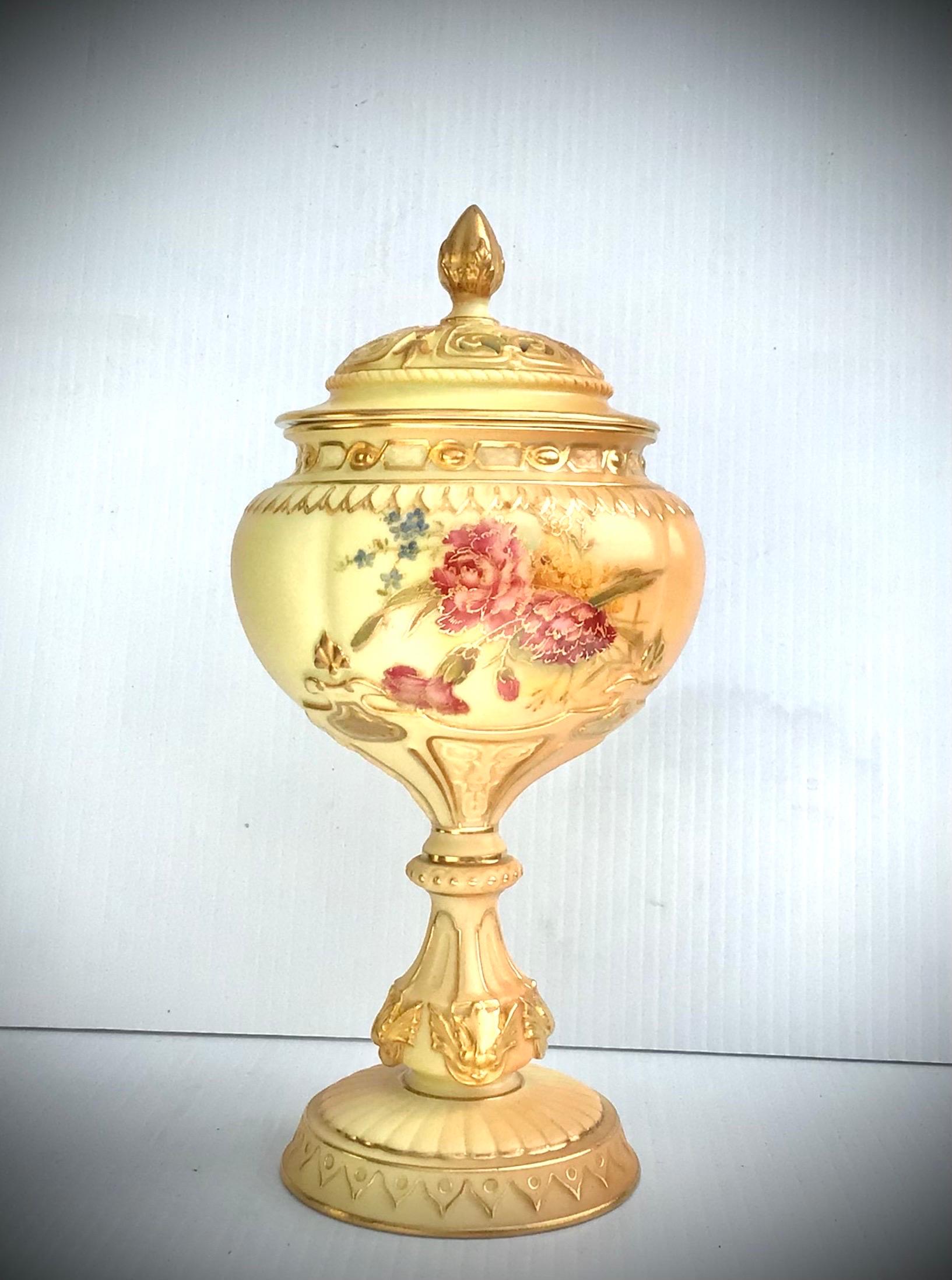 Antique Royal Worcester Pot Pourri Vase In Excellent Condition For Sale In Antrim, GB