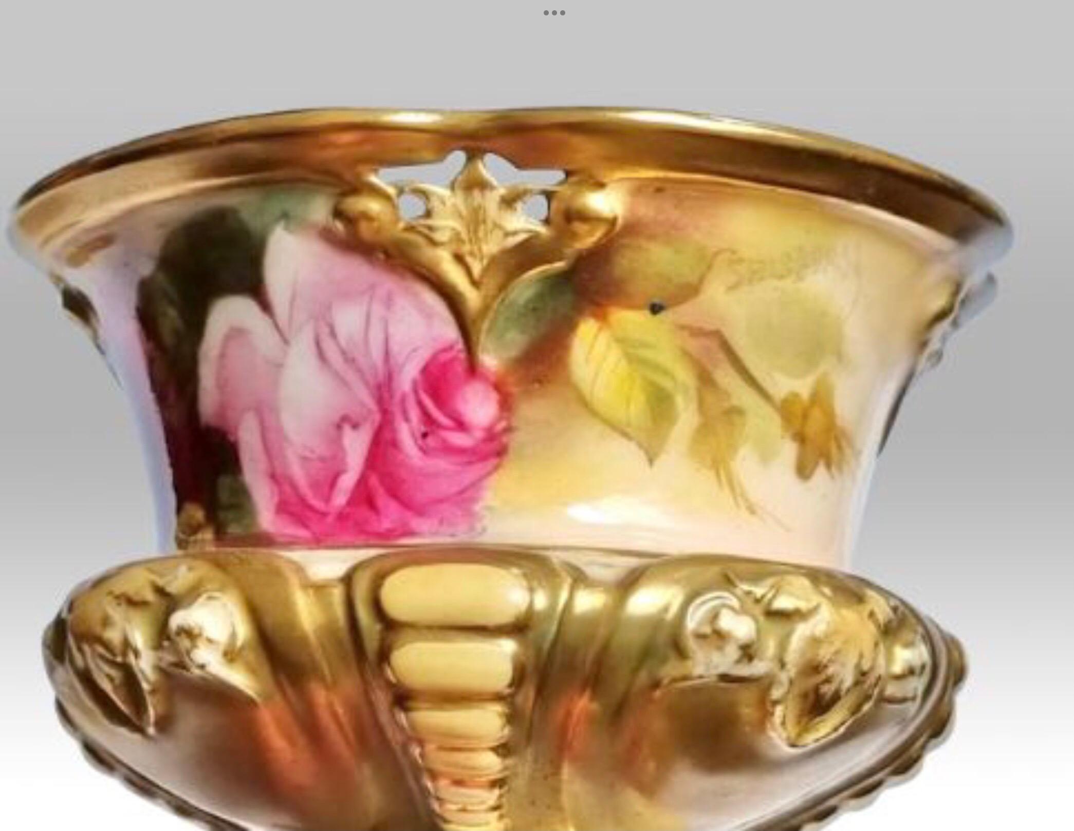 Antique Royal Worcester Spilsbury Roses Pot Pourri Vase with Cover In Excellent Condition In Antrim, GB