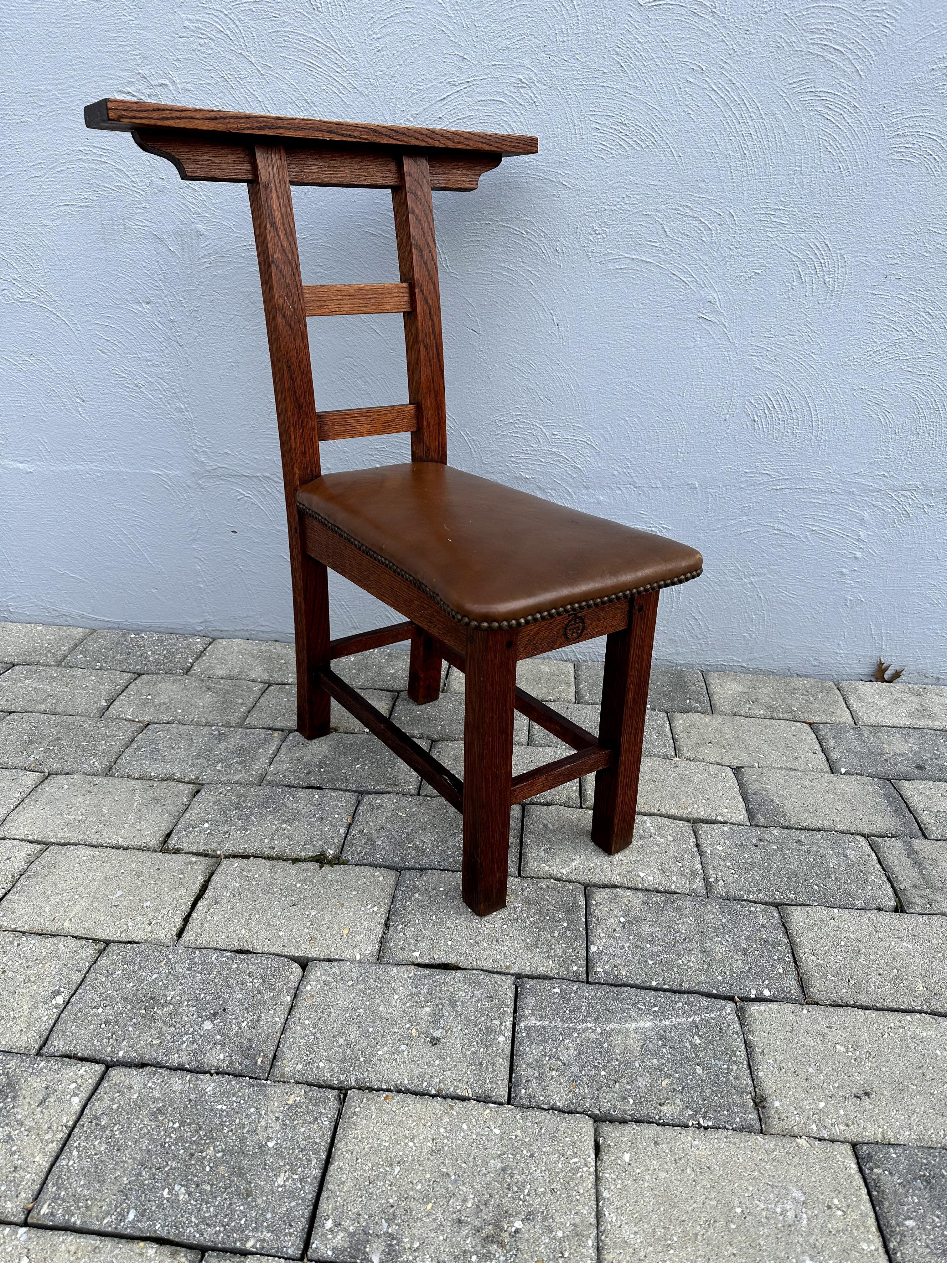 This is an antique Arts & Crafts Meditation Chair by Roycroft.  Made in the early 1900s, the chair is in very good condition with no repair or replaced parts. It has a manufacturer's mark and a great selection of oak. STURDY & STRONG, this chair is