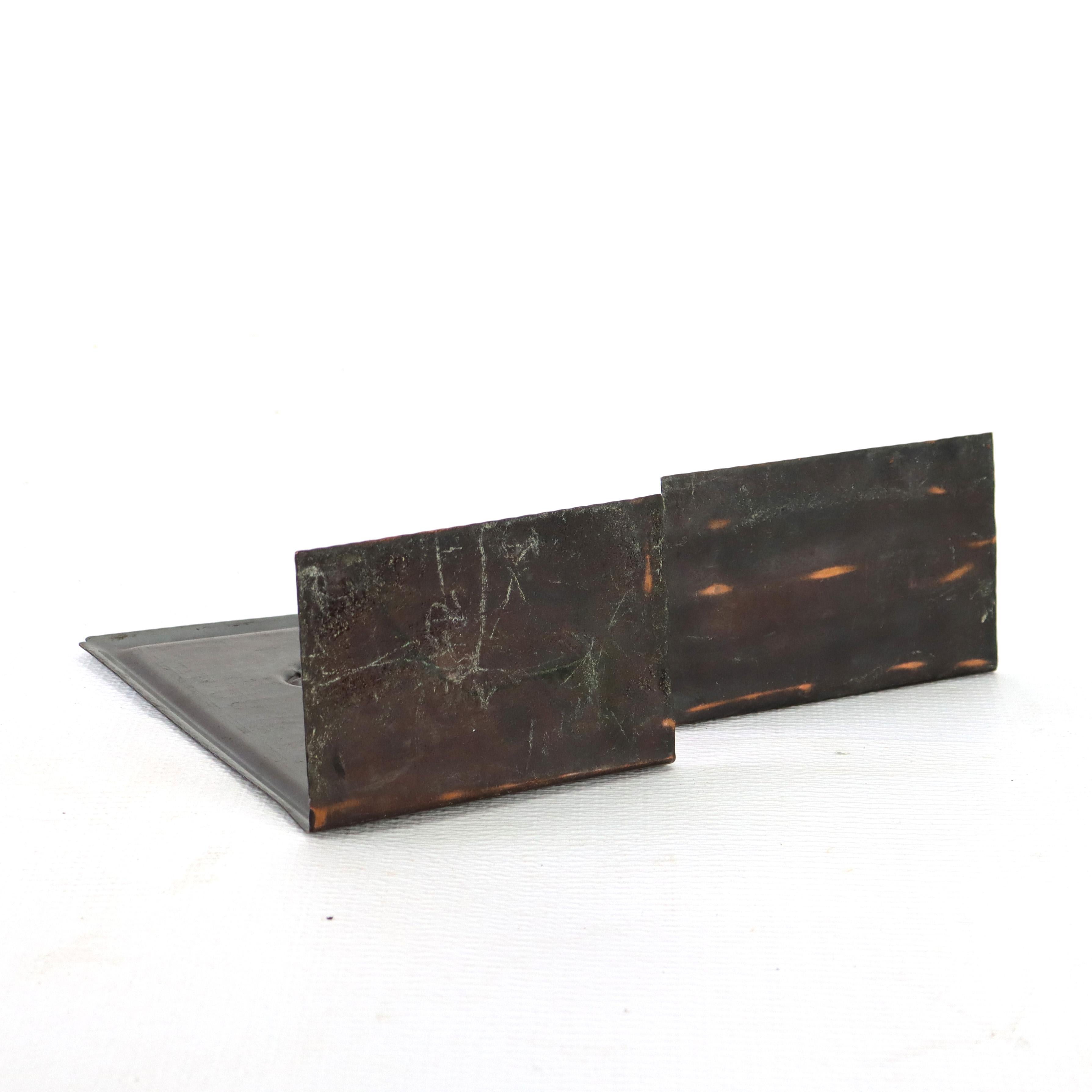 Antique Roycroft Mission Arts & Crafts Hammered Copper Stylized Flower Bookends (20. Jahrhundert) im Angebot