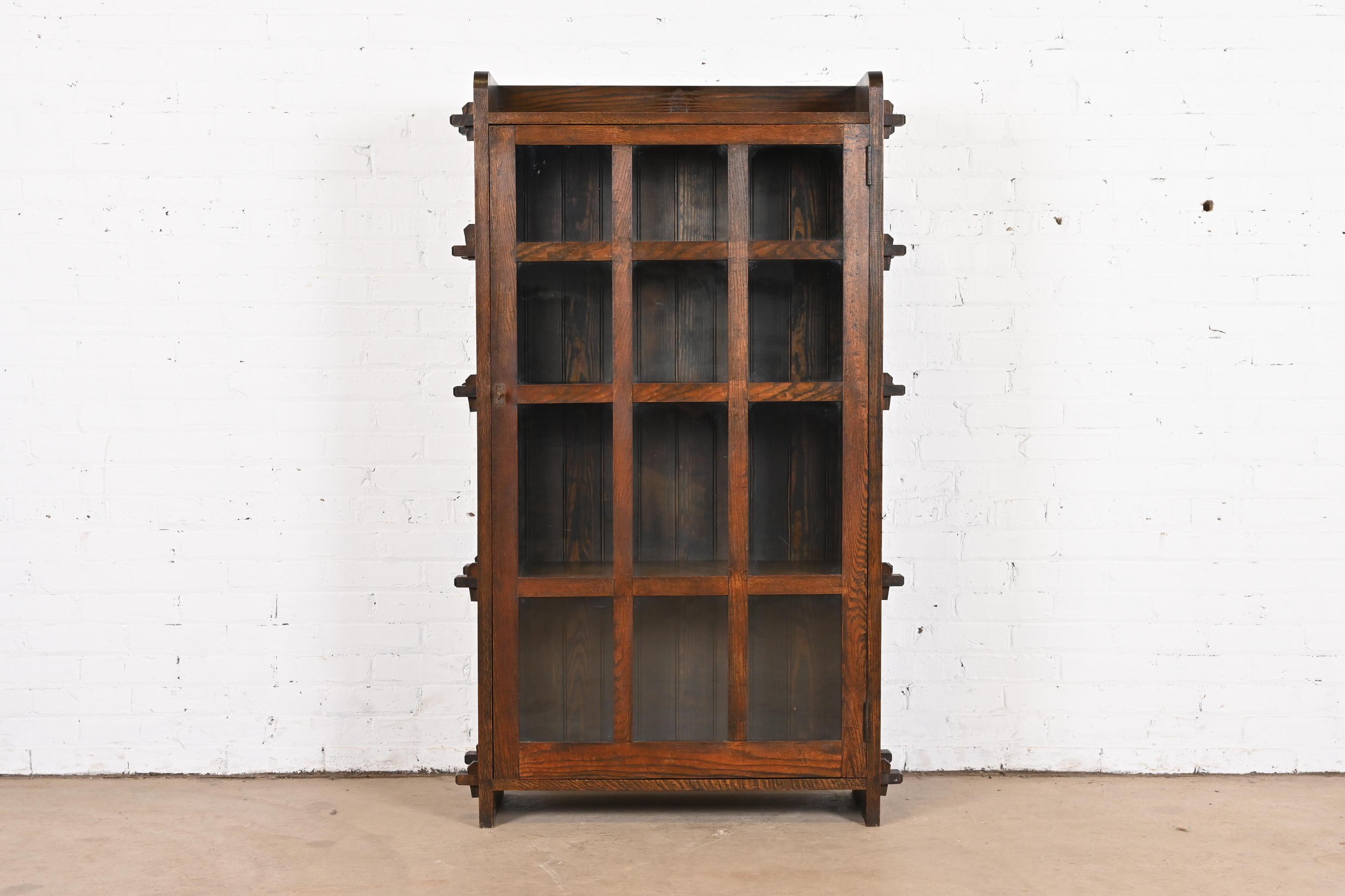 A gorgeous antique Mission or Arts & Crafts bookcase cabinet

By Roycroft (signed with impressed orb and cross mark)

USA, Circa 1900

Carved oak, with mullioned glass front door, and original copper hardware. Cabinet locks, and key is