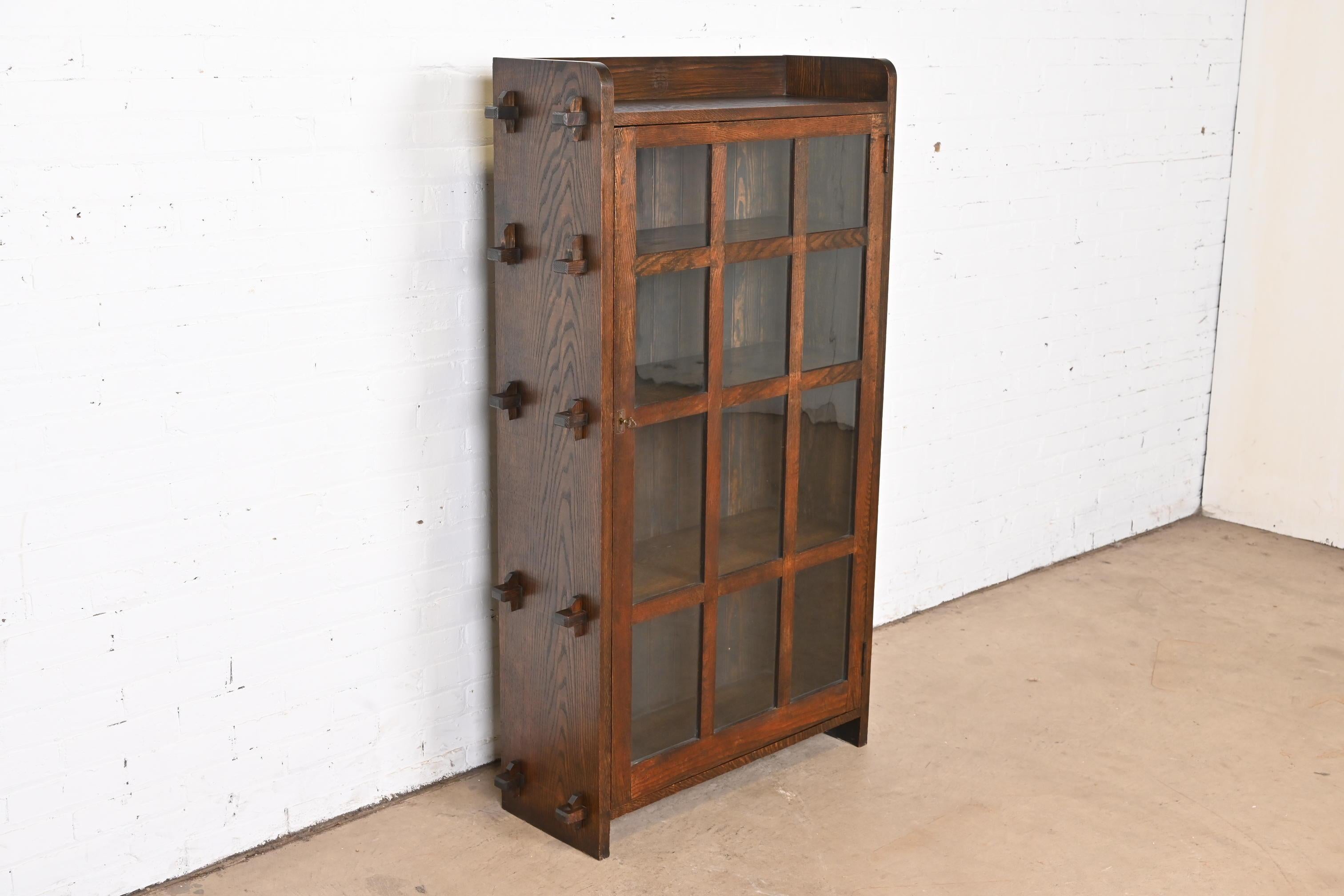 Antique Roycroft Mission Oak Arts & Crafts Bookcase, Circa 1900 In Good Condition In South Bend, IN