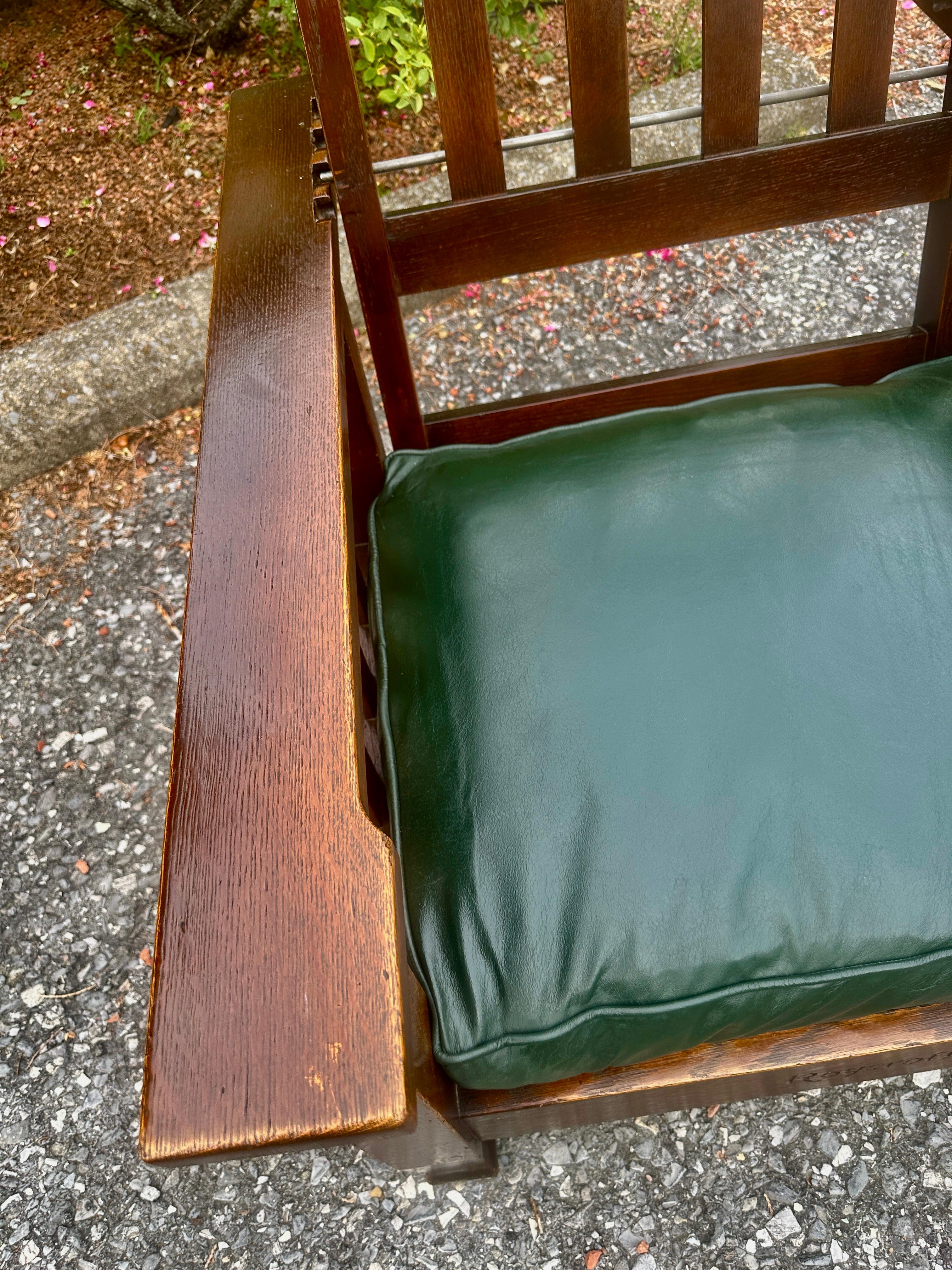Questa è un'antica sedia Roycroft Morris in ottime condizioni. La seduta a molle è stata recuperata con pelle verde pregiata filata a mano e imbottitura in cotone e capelli.   Non ci sono parti sostituite.  La sedia è solida e robusta e può essere