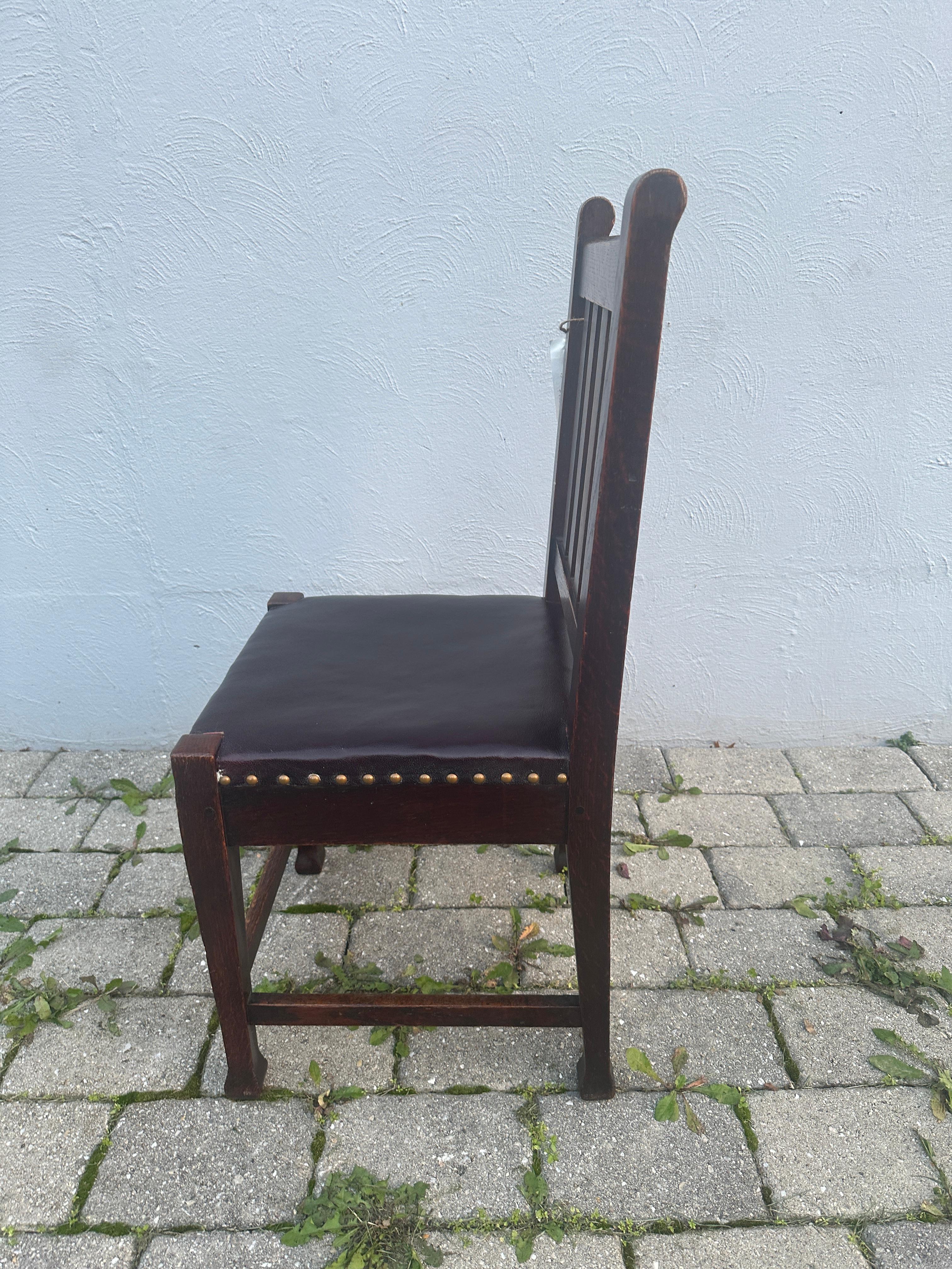 Antique Roycroft oak Side Chair, leather seat,  Stickley era  - W7738 In Good Condition For Sale In Shamokin Dam, PA