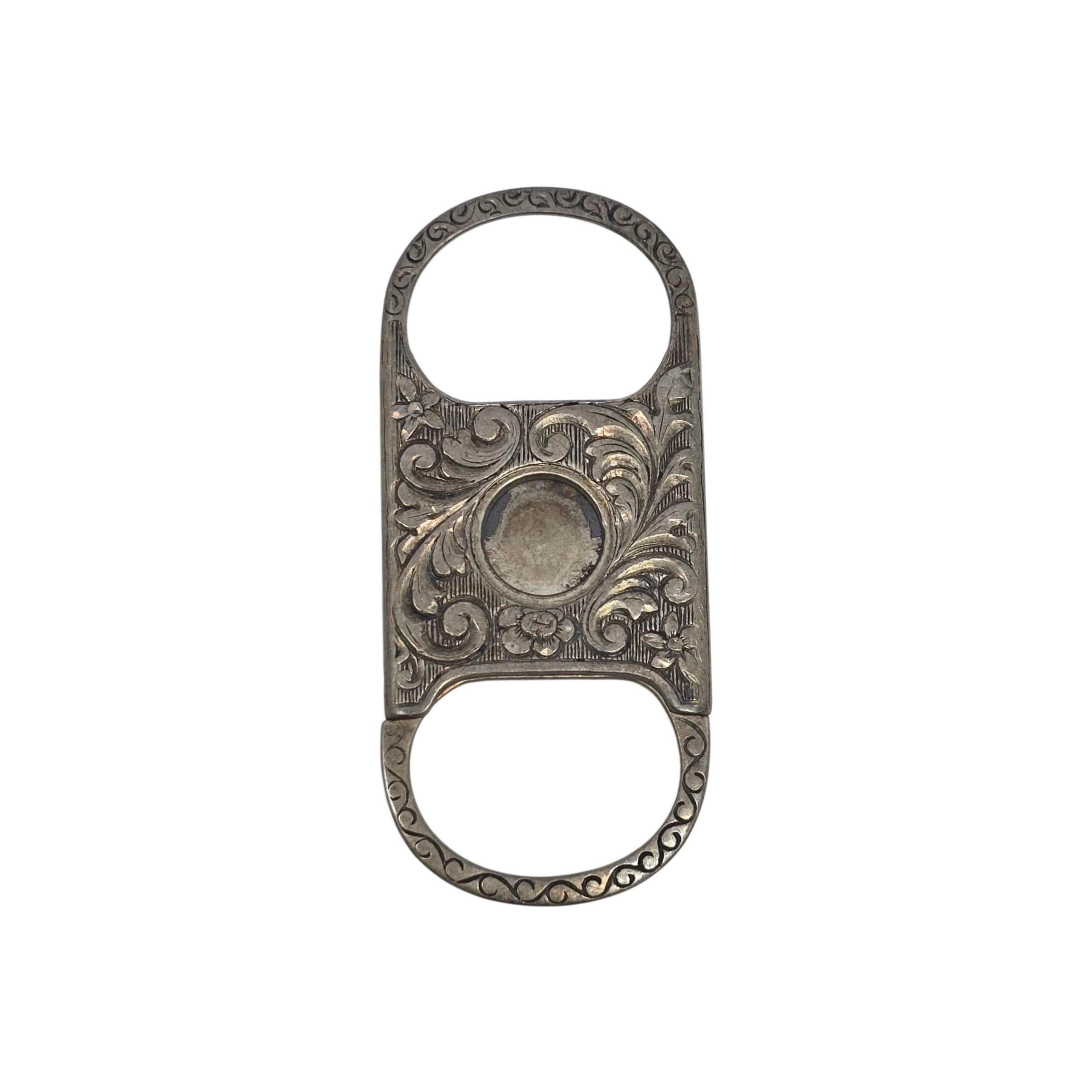 Coupe-cigare antique en argent sterling RS

Ce coupe-cigare ancien est orné d'un magnifique motif floral et de volutes complexes.

Pèse environ 9,8g, 6,3dwt

Mesure environ 2 1/16