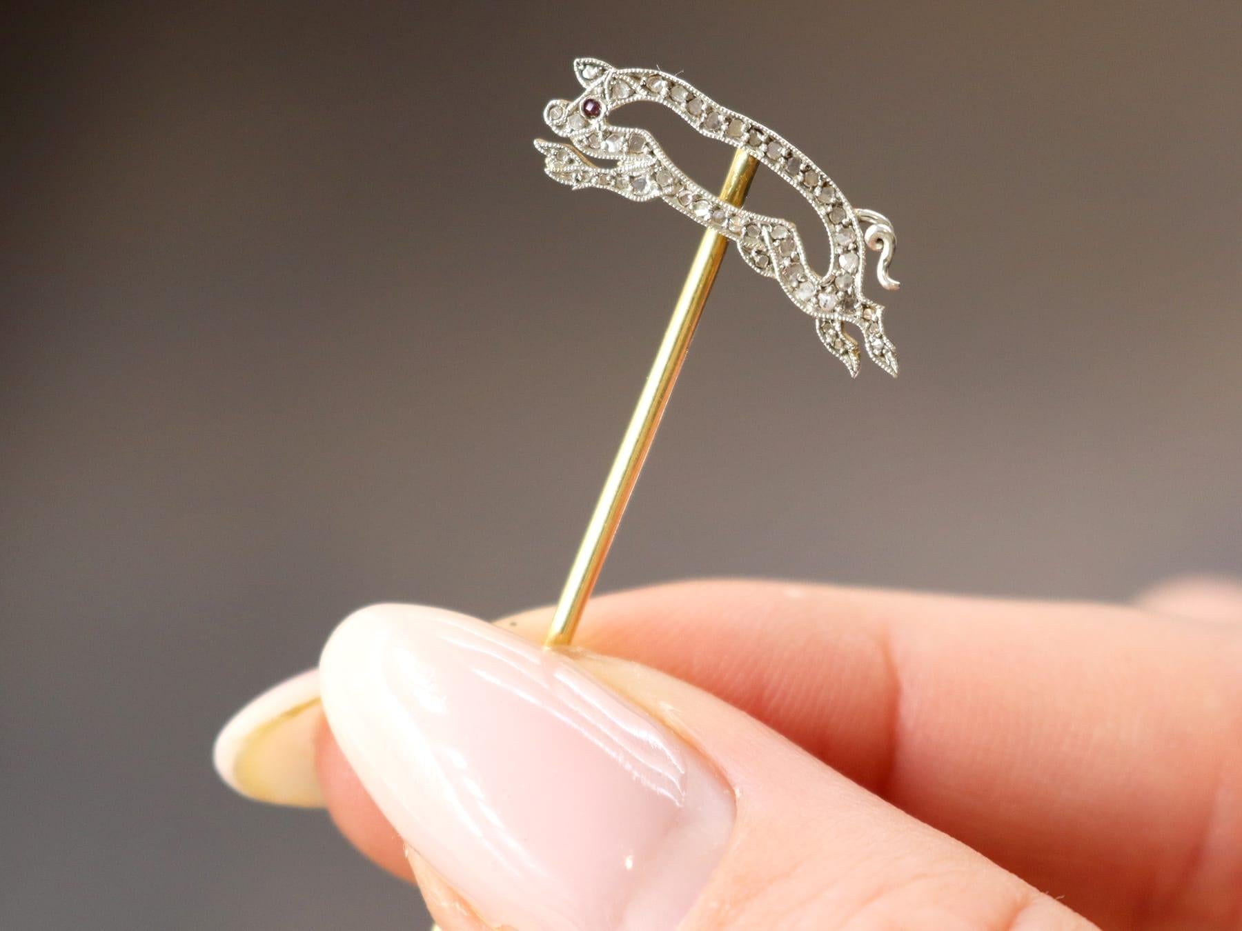 Antiguo broche de oro amarillo de 18 quilates con rubí y diamantes de 0,23 quilates, circa 1930 en Excelente estado para la venta en Jesmond, Newcastle Upon Tyne