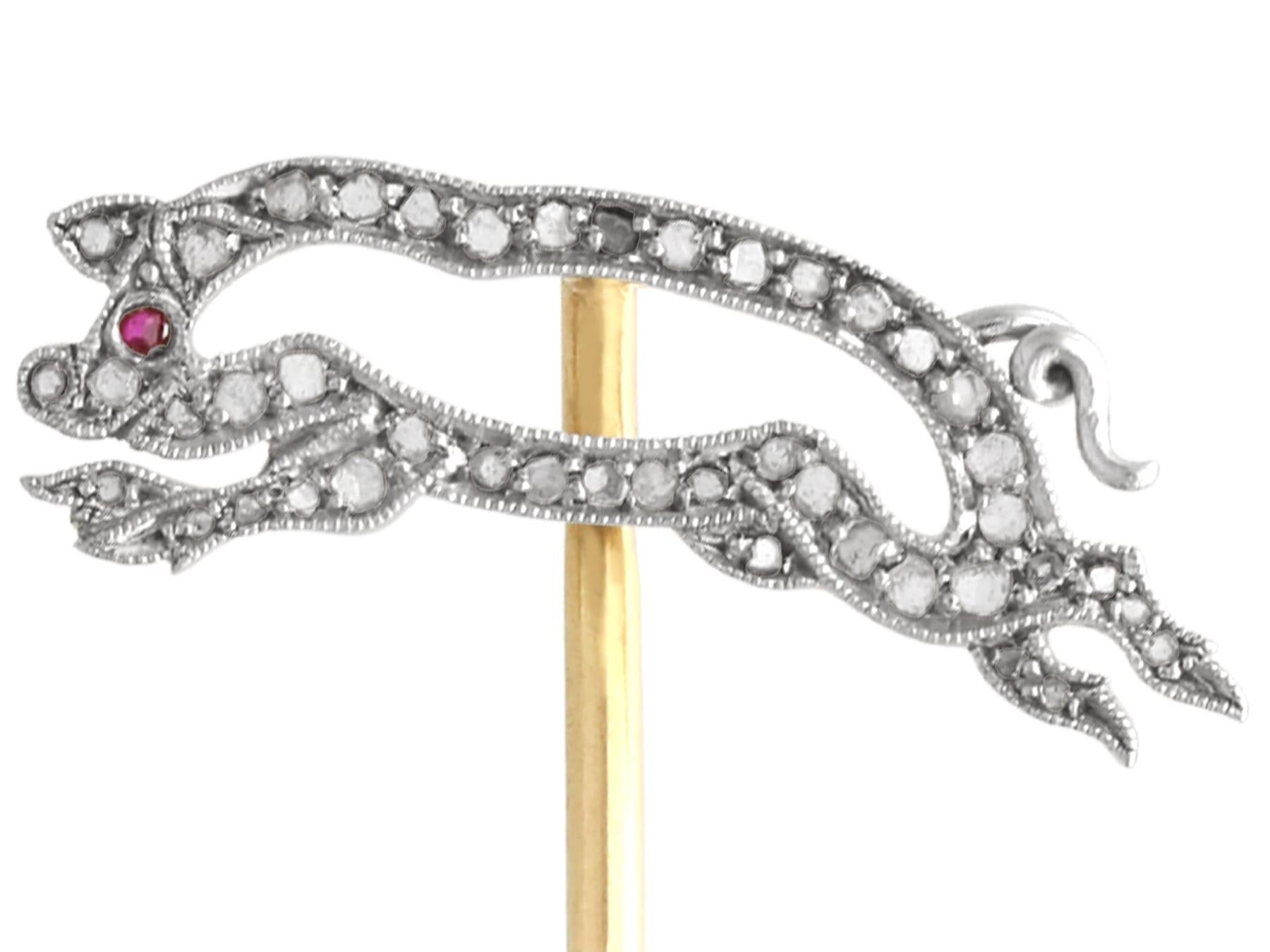 Femenino o masculino Antiguo broche de oro amarillo de 18 quilates con rubí y diamantes de 0,23 quilates, circa 1930 en venta