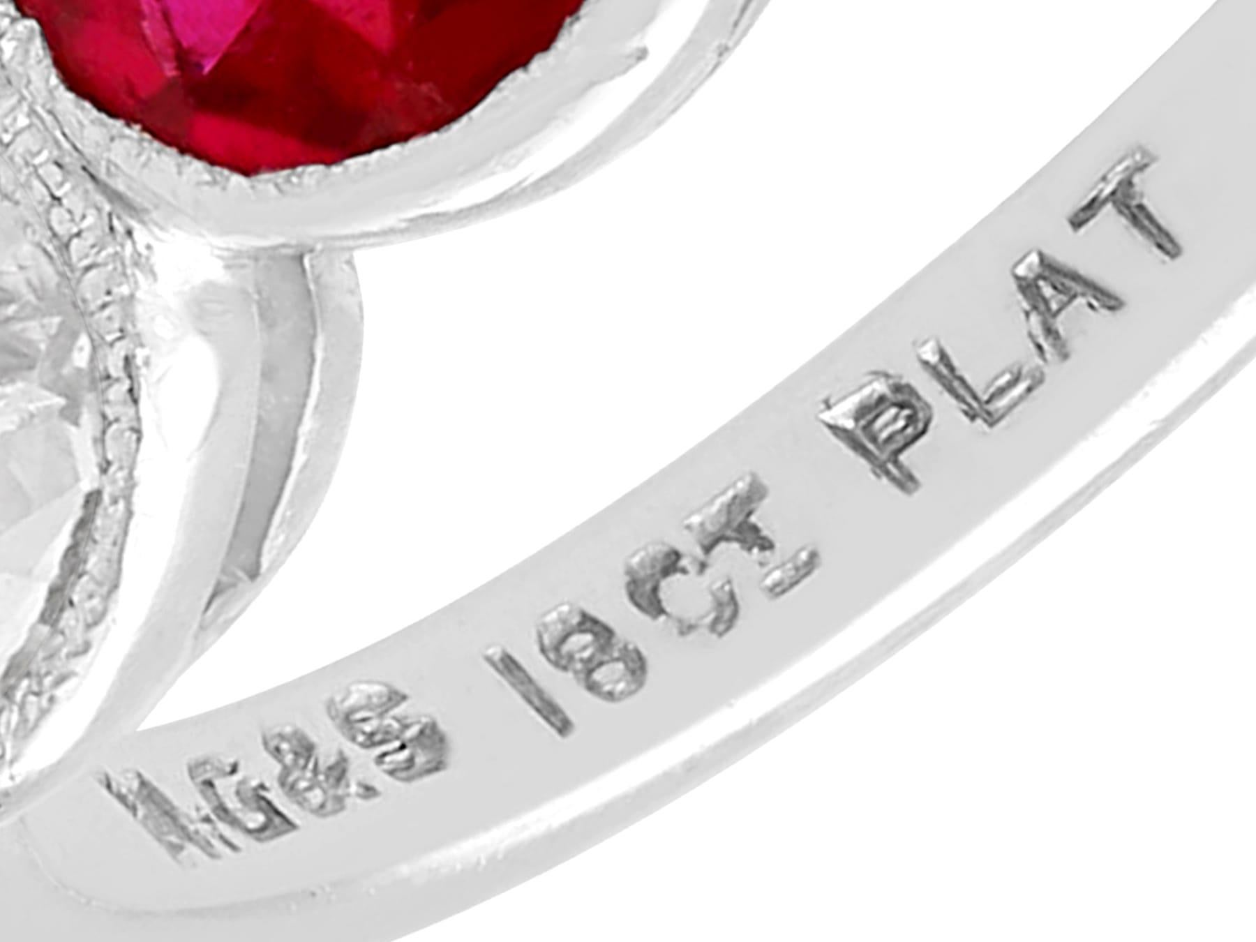 Bague de fiançailles en or blanc avec trilogie de diamants et rubis antique de 1,40 carat en vente 1
