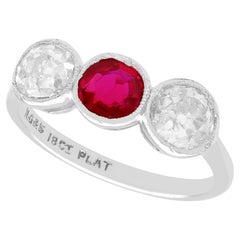 Bague de fiançailles en or blanc avec trilogie de diamants et rubis antique de 1,40 carat