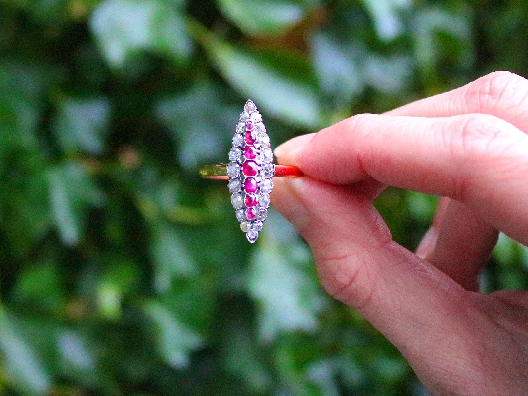 Une belle et impressionnante bague ancienne en or rose 18 carats et argent, sertie d'un rubis de 0,95 carat et d'un diamant de 1,42 carat, qui fait partie de nos diverses collections de bijoux anciens et de bijoux de succession.

Cette belle et