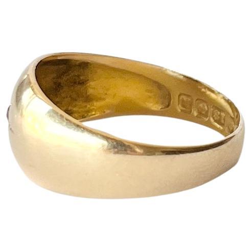 Dieses klassische Band im Zigeunerstil ist aus 18-karätigem Gold gefertigt und der Rubin in der Sternfassung misst 7 Pfund. Vollständig gestempelt Birmingham 1909.

Größe: O oder 7 1/4 
Breite: 9,5 mm

Gewicht: 3g
