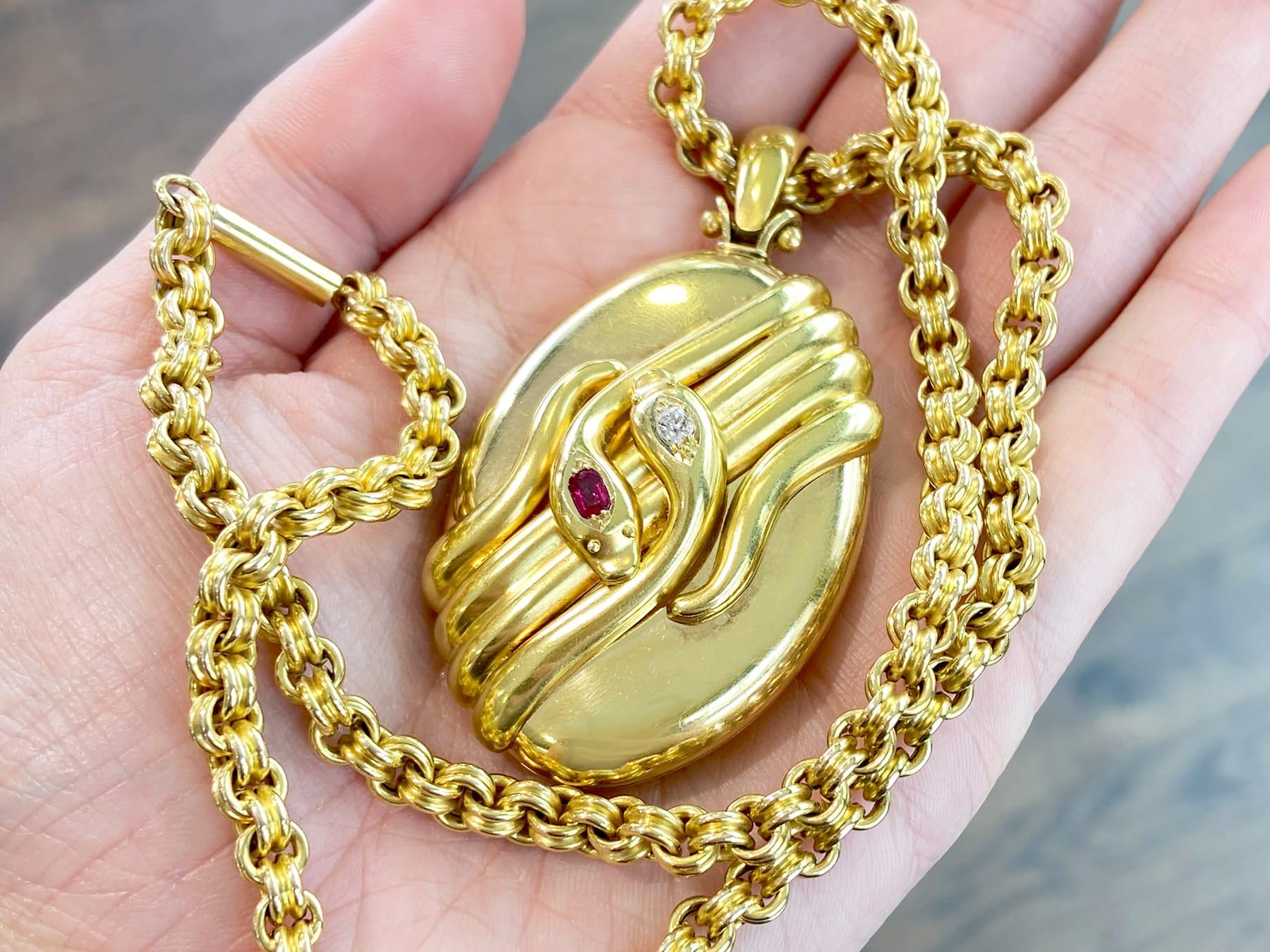 Pendentif médaillon ancien en or jaune 18 carats avec rubis et diamants, c. 1880 Excellent état - En vente à Jesmond, Newcastle Upon Tyne
