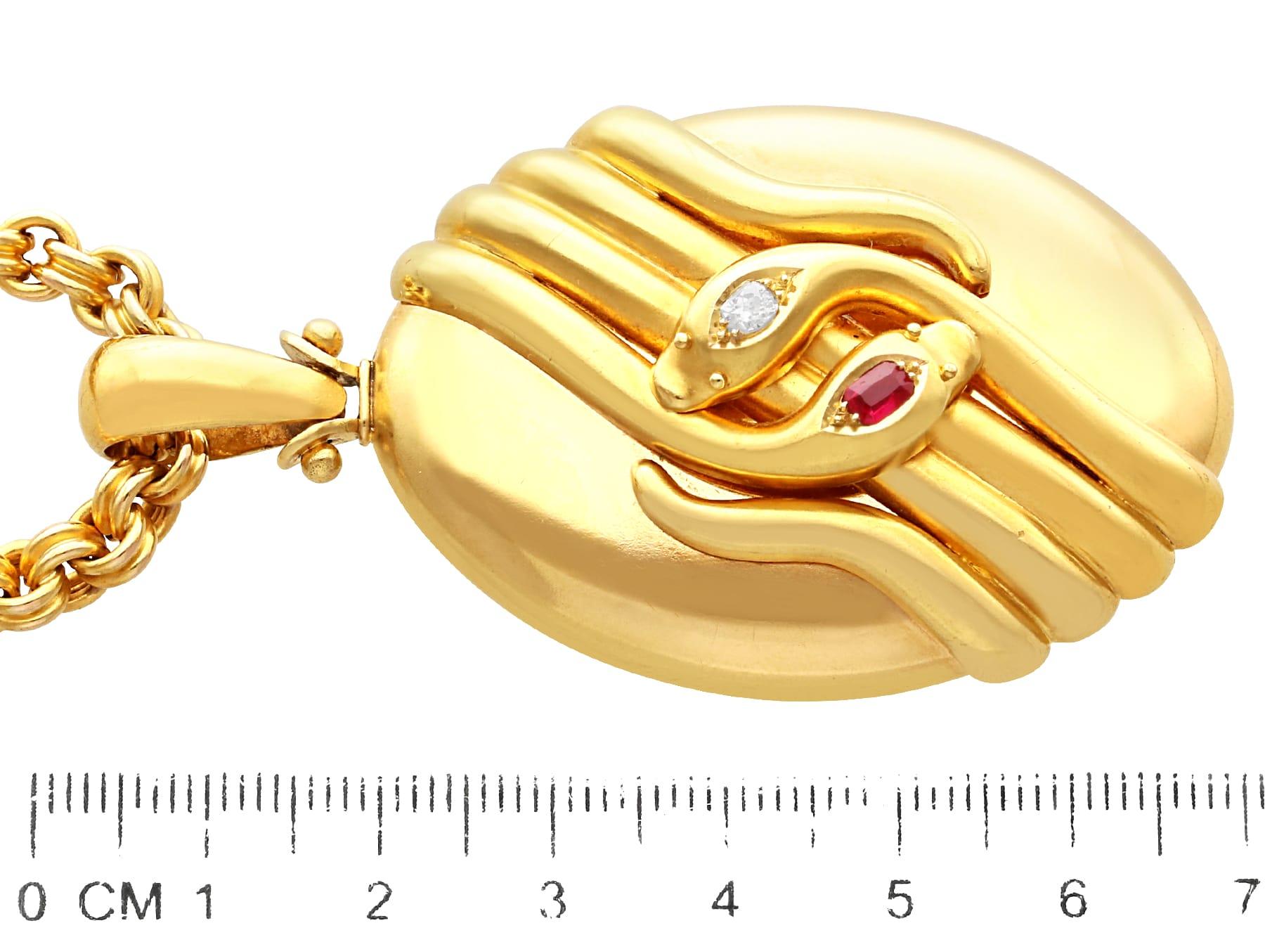 Pendentif médaillon ancien en or jaune 18 carats avec rubis et diamants, c. 1880 en vente 3