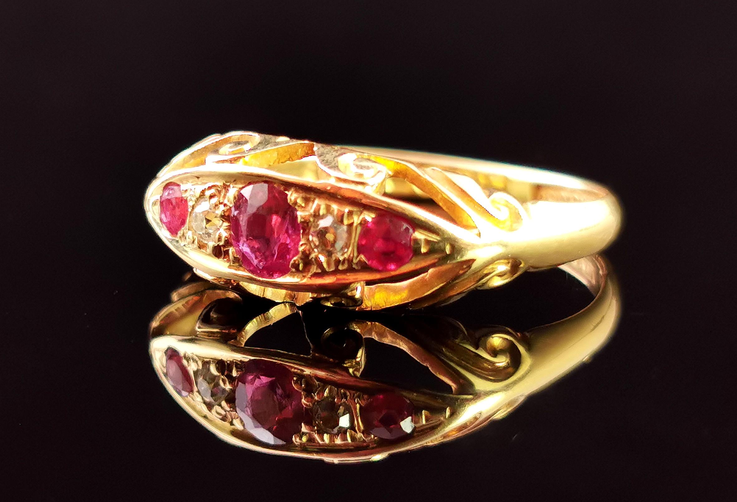 Antique Ruby and Diamond Boat Head Ring, 18k Yellow Gold, Art Deco In Good Condition In NEWARK, GB