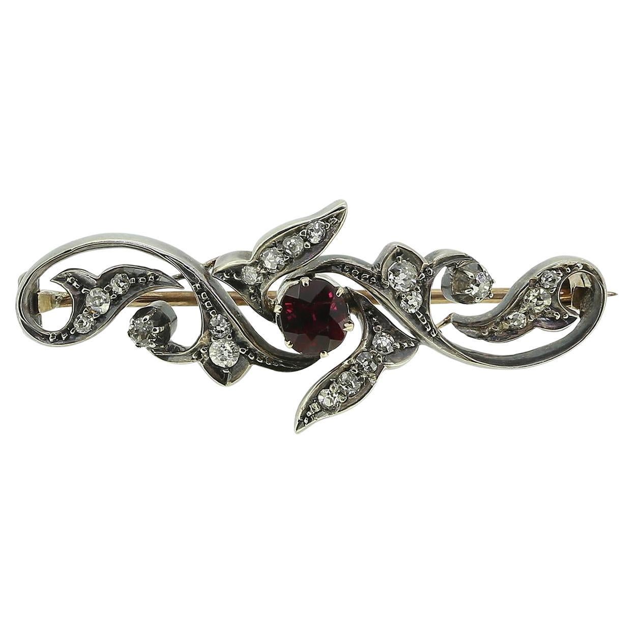 Broche ancienne en rubis et diamants