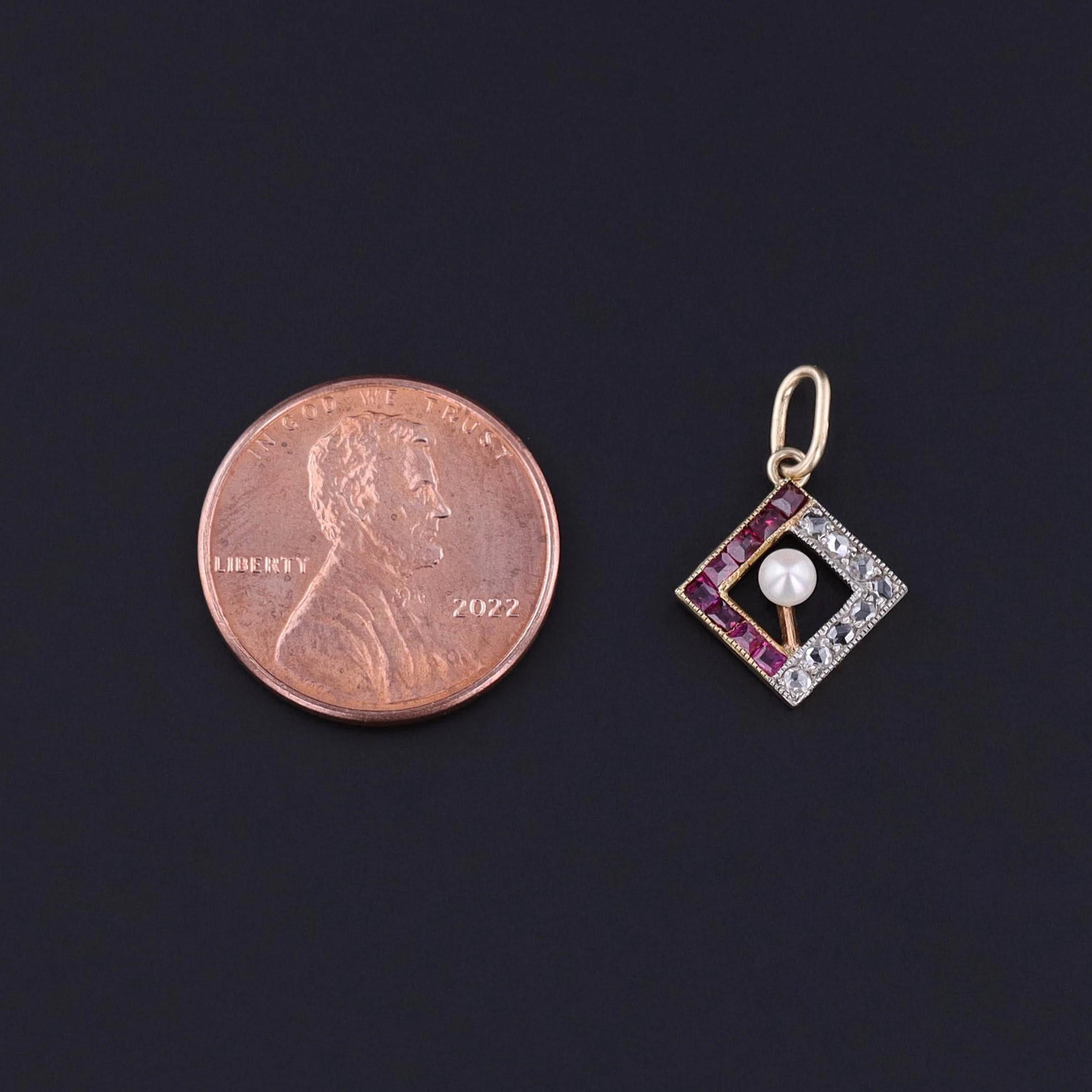 Antiker Rubin und Diamant Charme: Ein Charme, der mit Rubinen, Diamanten und einer Perle glänzt. Das Stück war ursprünglich eine antike Anstecknadel (um 1920), die unser Juwelier durch Entfernen der Anstecknadel und Hinzufügen einer 14-karätigen