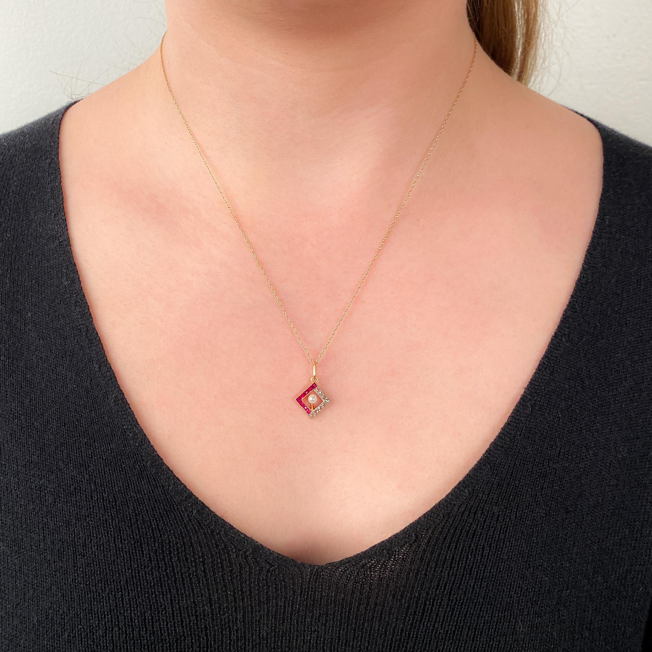 Antiker Rubin- und Diamant-Charm aus 15 Karat Gold (Rundschliff) im Angebot