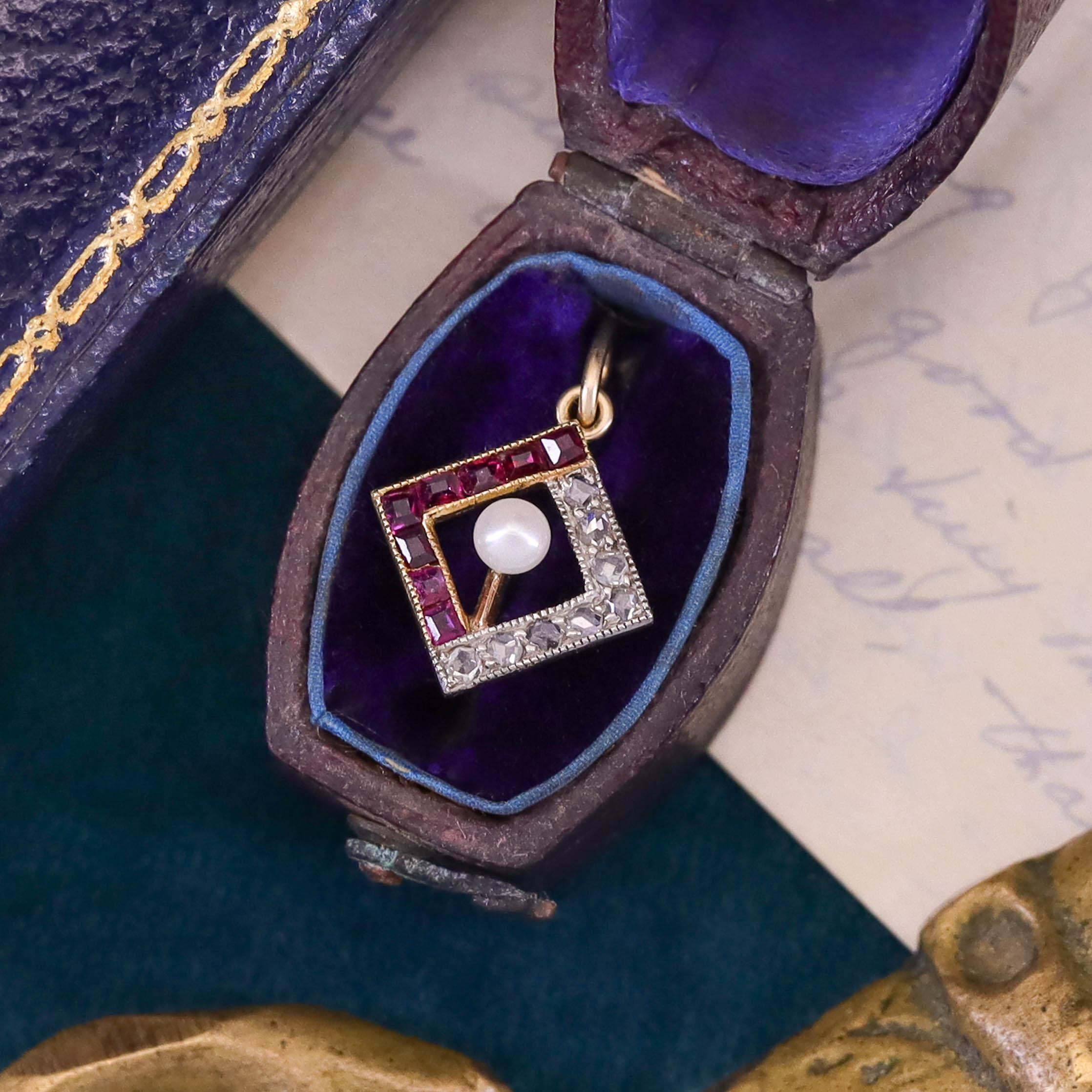 Antiker Rubin- und Diamant-Charm aus 15 Karat Gold im Zustand „Gut“ im Angebot in Lewisburg, PA
