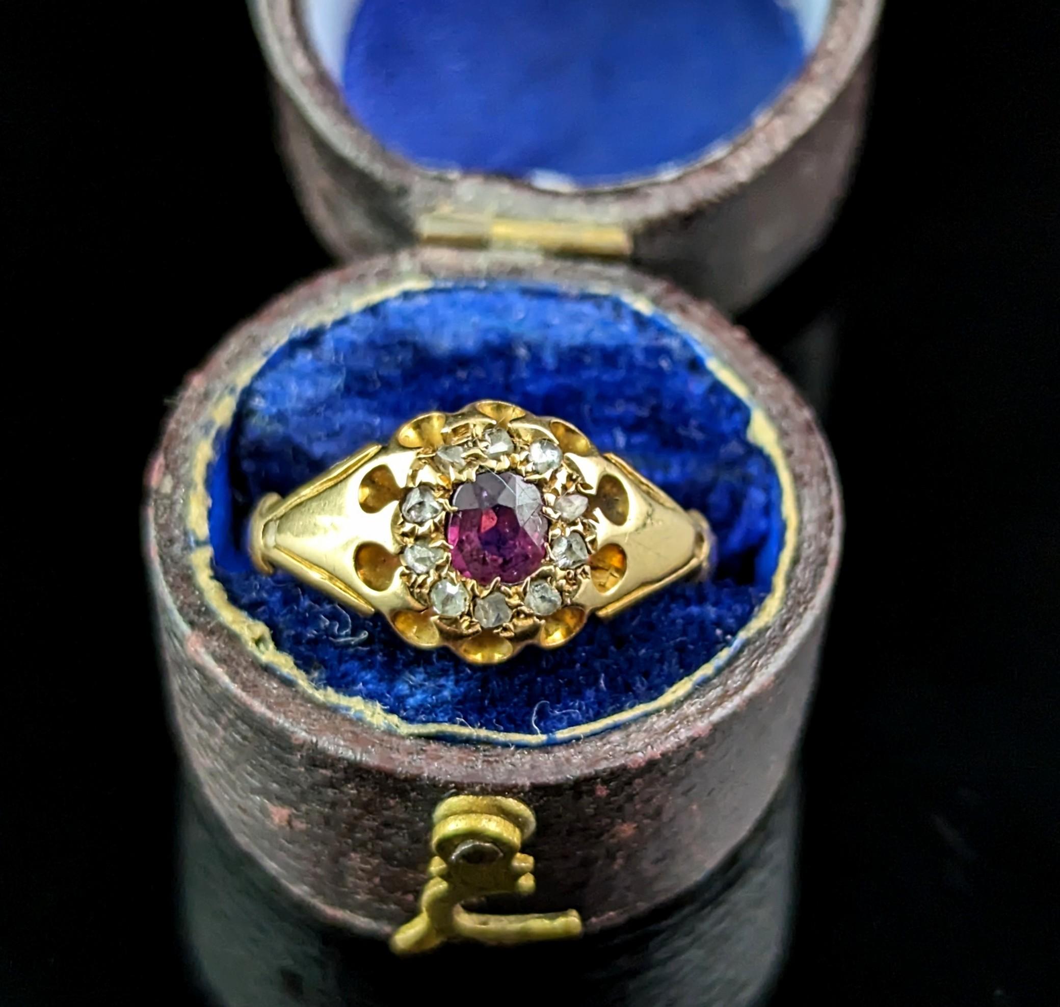 Taille ovale Bague ancienne à grappes de rubis et diamants, or jaune 18 carats  en vente