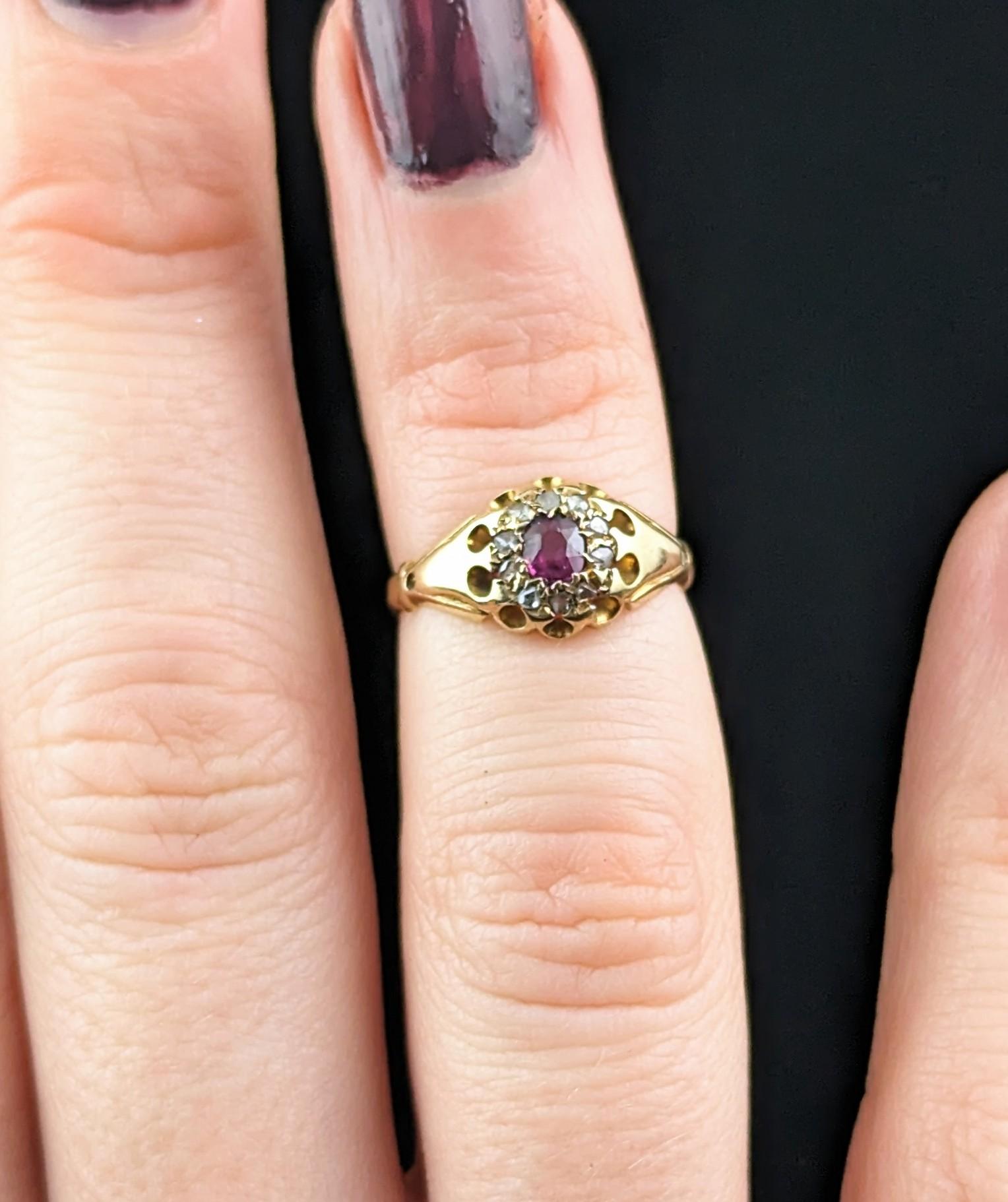Antique Ruby and Diamond cluster ring, 18k yellow gold  In Good Condition For Sale In NEWARK, GB