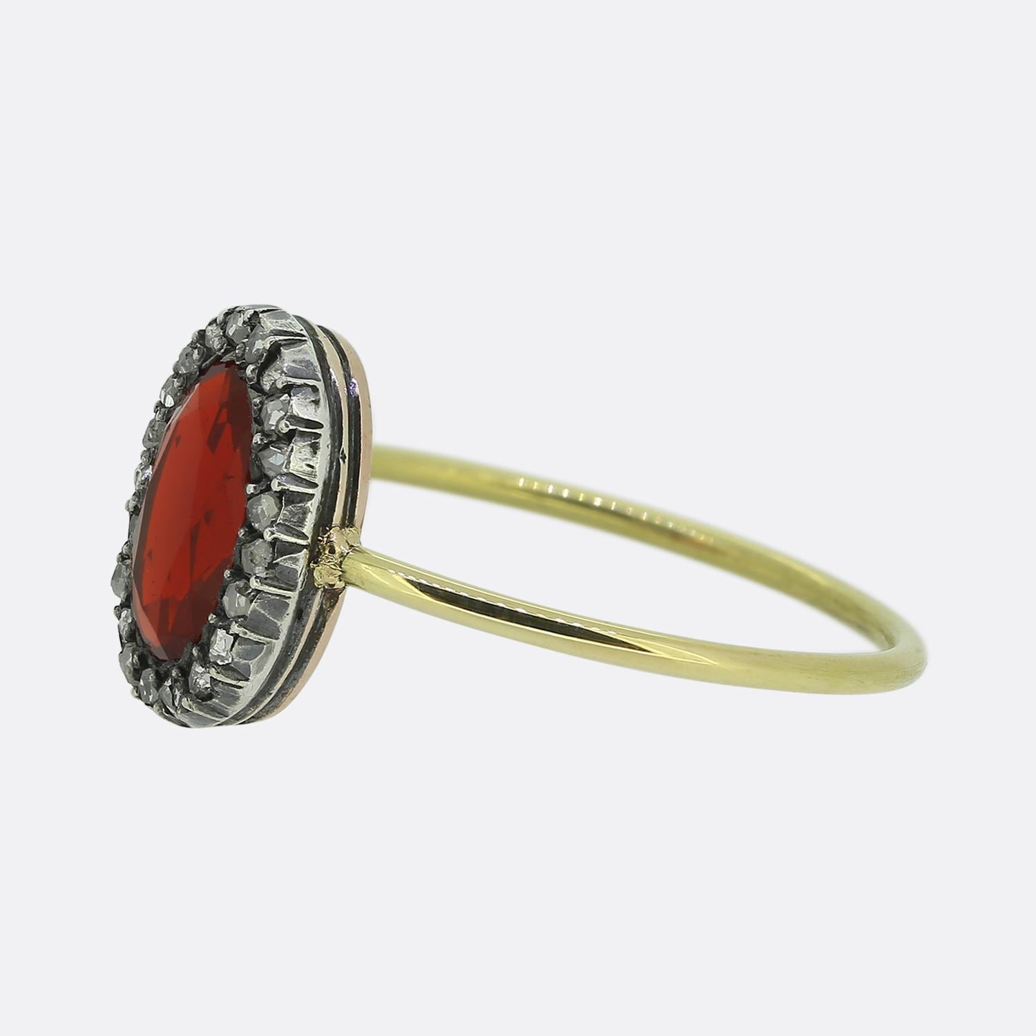 Hier haben wir einen bezaubernden Clusterring. Ursprünglich in der viktorianischen Zeit aus Silber gefertigt, beherbergt der Kopf dieses Stücks in der Mitte einen auffälligen ovalen, facettierten, sattroten Rubin. Dieser verführerische Hauptstein