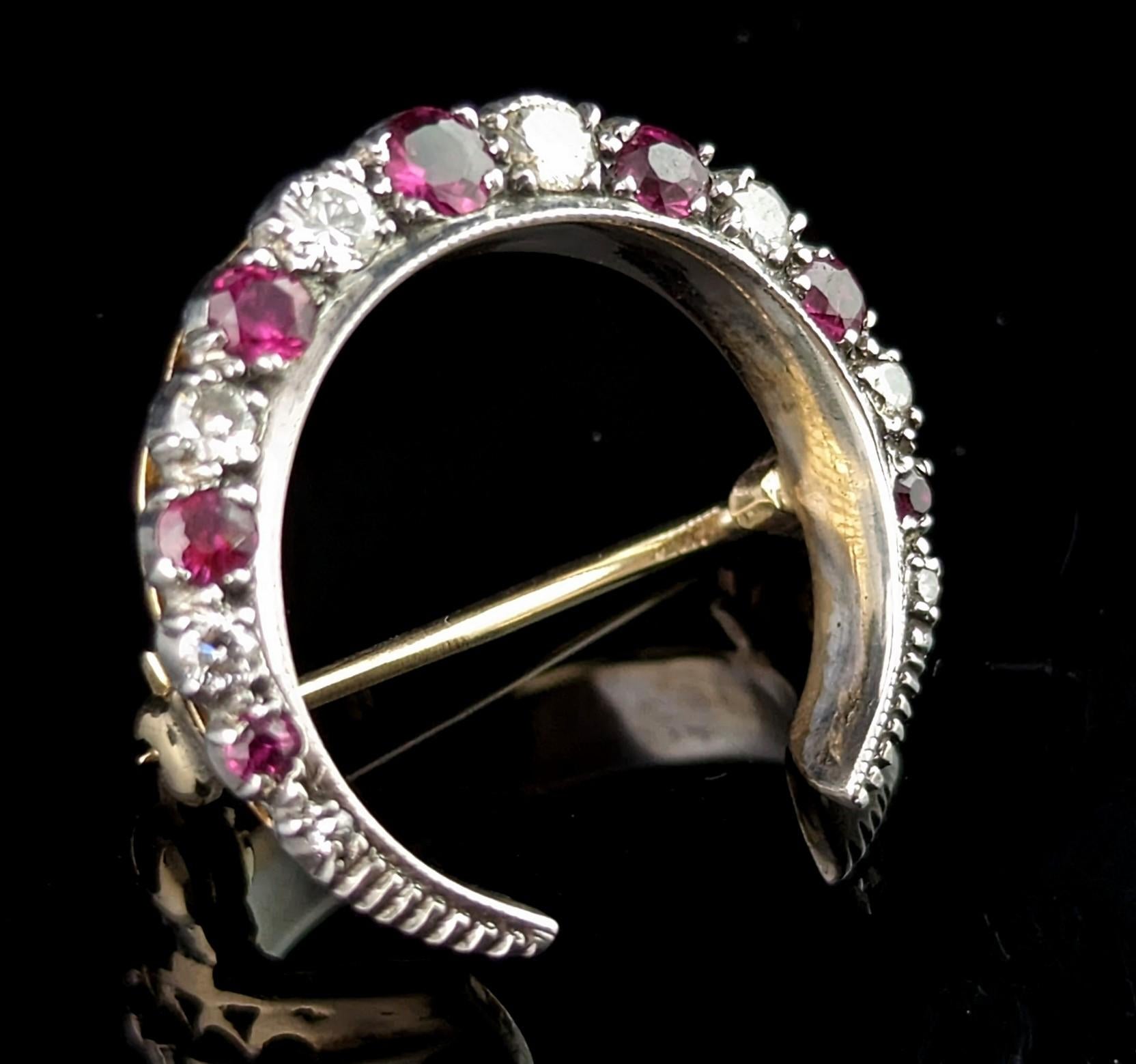 Broche ancienne en forme de croissant en rubis et diamants, argent et or 9k  en vente 4