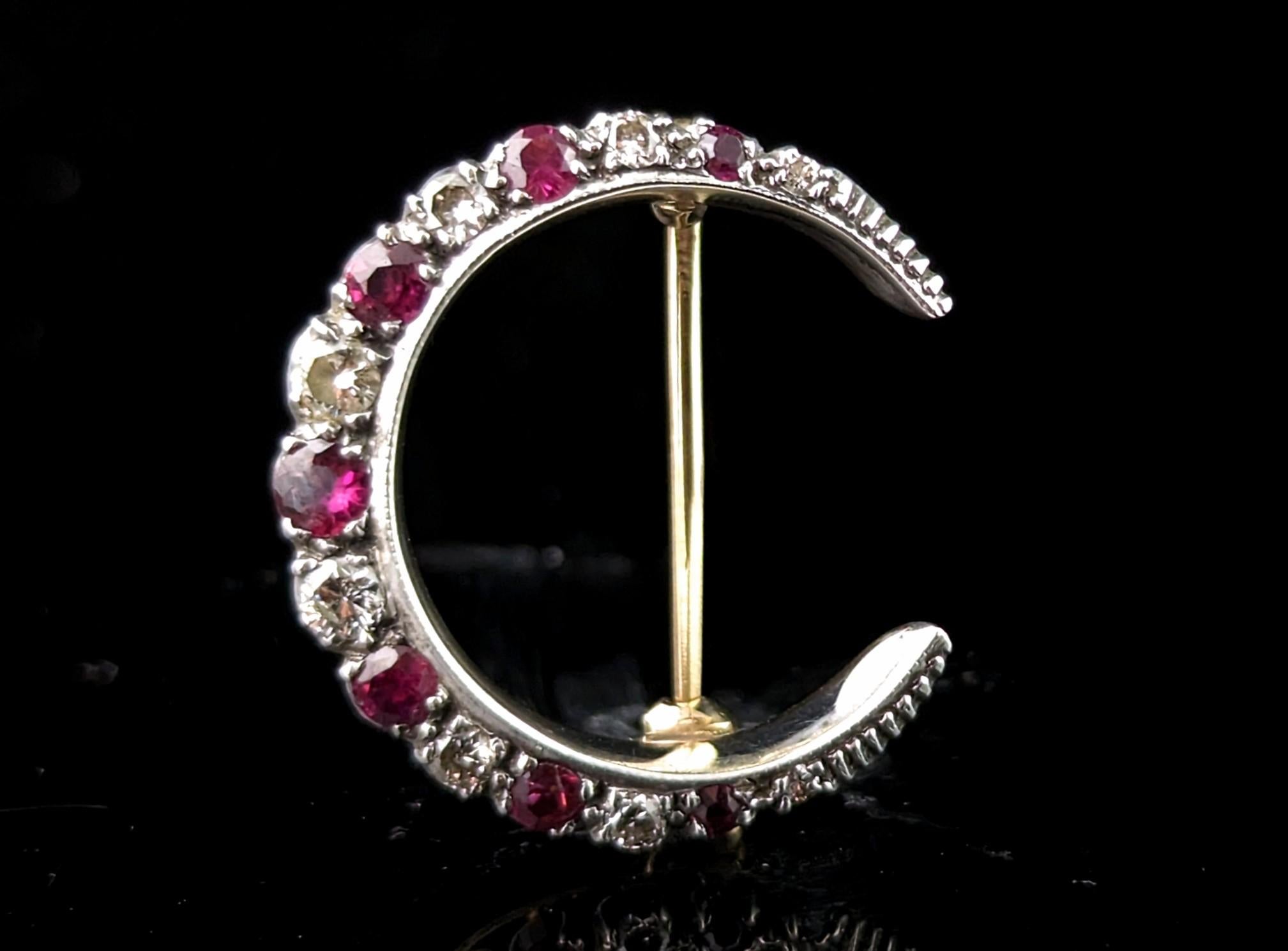 Taille ronde Broche ancienne en forme de croissant en rubis et diamants, argent et or 9k  en vente