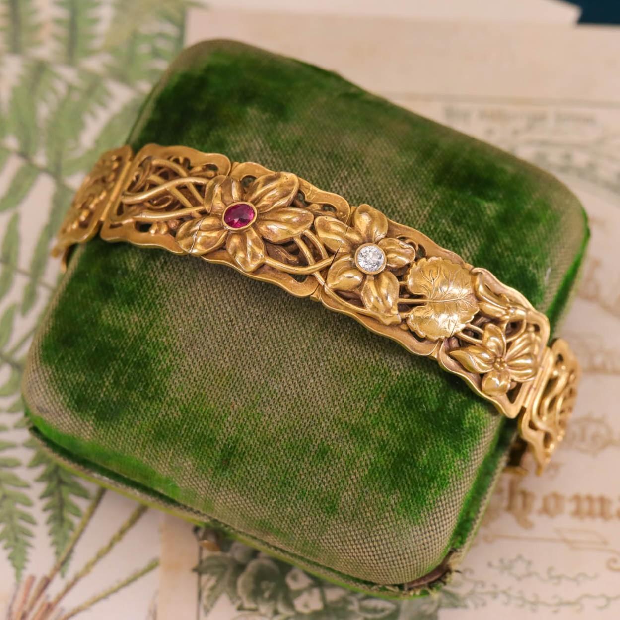 Bracelet floral antique en rubis et diamants par Riker Brothers en vente 1