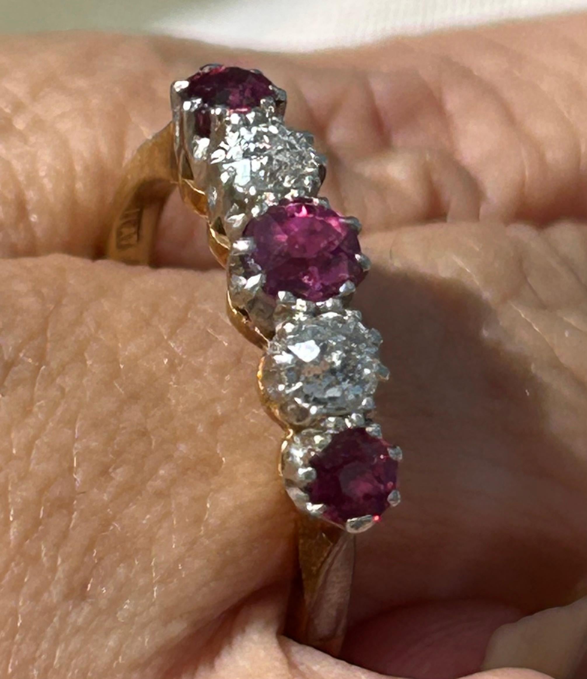 Antiker Rubin- und Diamant-Halbreif-Ring mit fünf Steinen aus 18k und Platin 1.1 Karat im Angebot 3