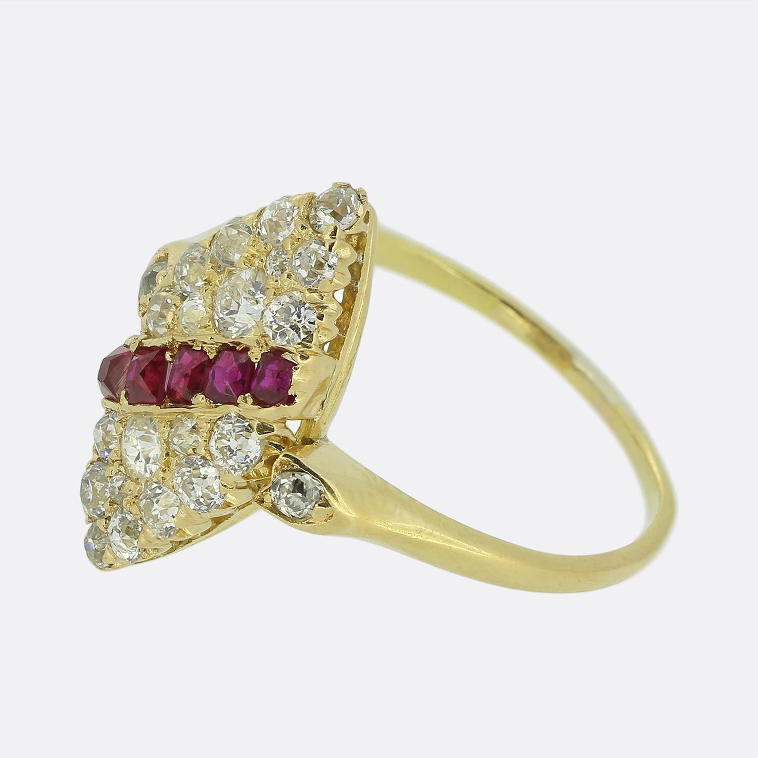 Nous présentons ici une remarquable bague à navette en rubis et diamants datant de la fin de l'époque victorienne. Cette pièce ancienne est fabriquée dans un luxueux or jaune 18 ct et présente un design composé d'une rangée centrale diagonale de