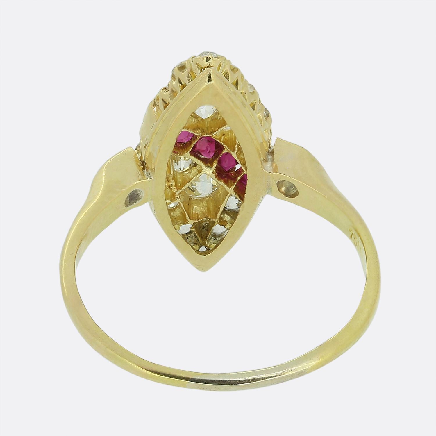 Taille carrée Bague navette ancienne en rubis et diamants en vente