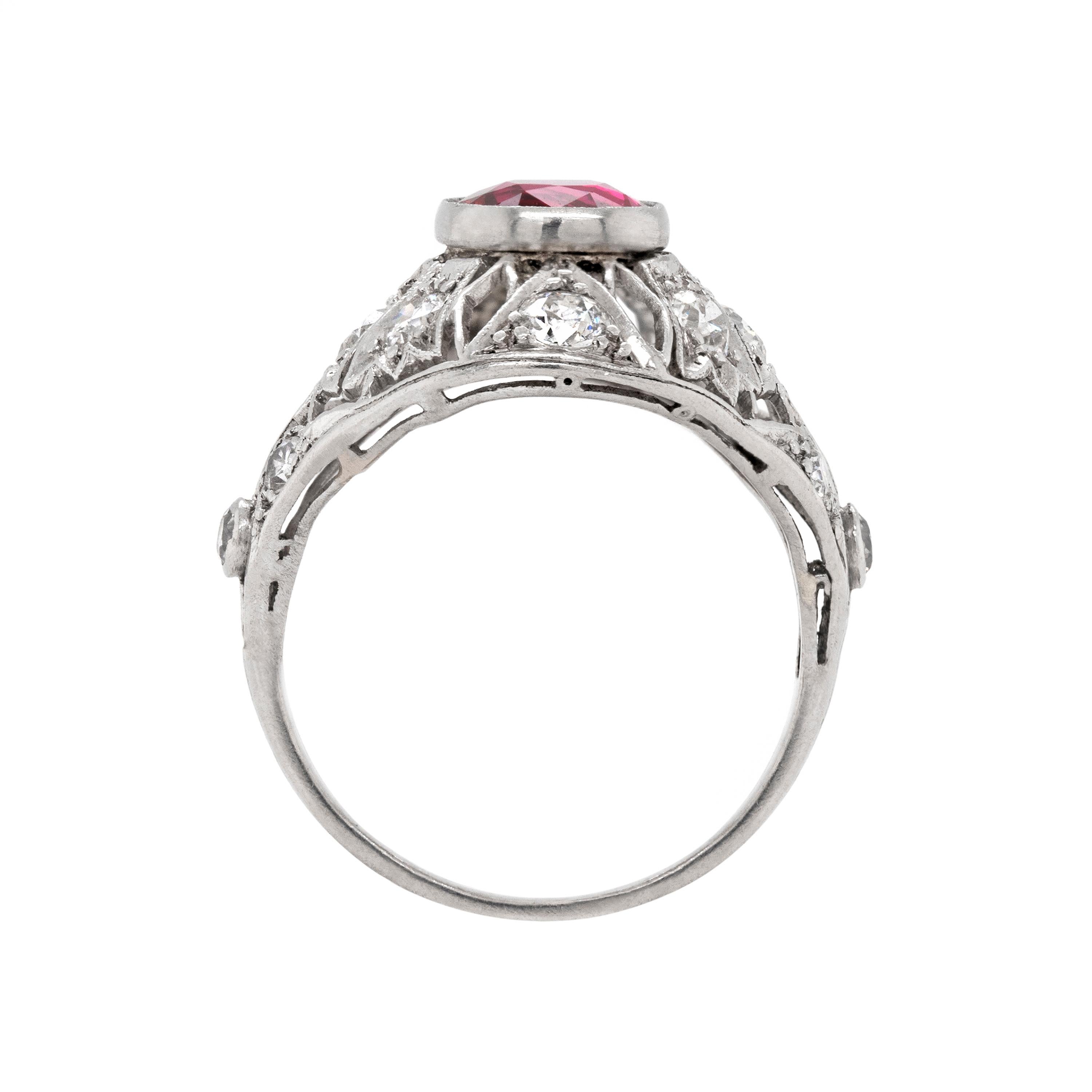 Taglio ovale Antico anello da cocktail a cupola in platino con rubini e diamanti, circa anni '20 in vendita