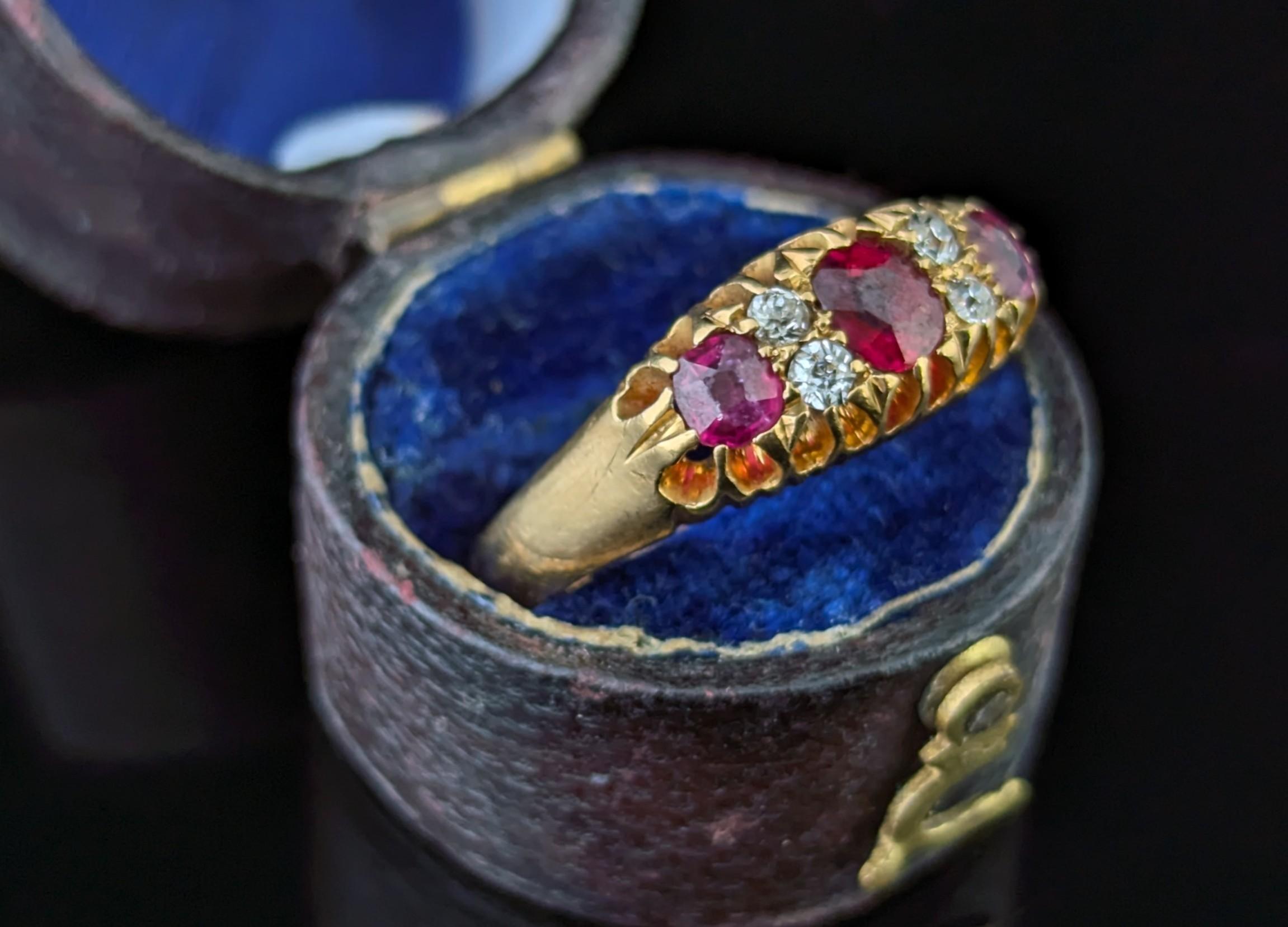 Bague ancienne en or jaune 18 carats, rubis et diamants en vente 4