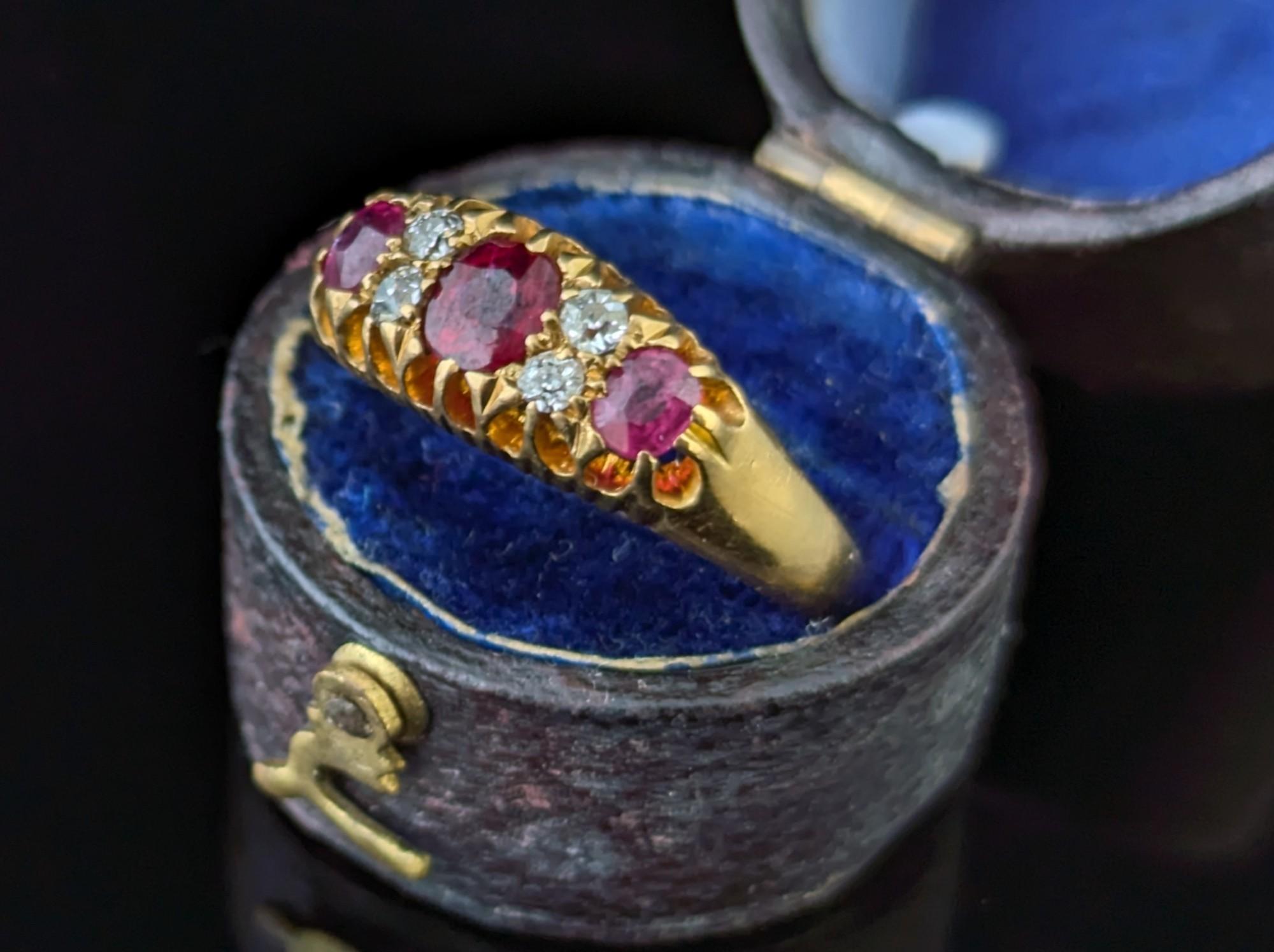 Bague ancienne en or jaune 18 carats, rubis et diamants en vente 5