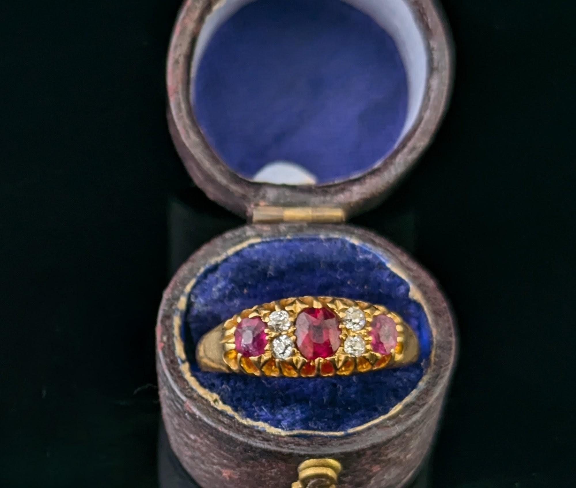 Bague ancienne en or jaune 18 carats, rubis et diamants en vente 6