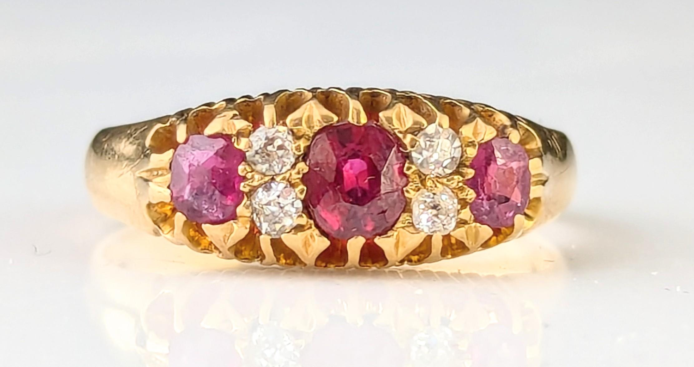 Bague ancienne en or jaune 18 carats, rubis et diamants en vente 7