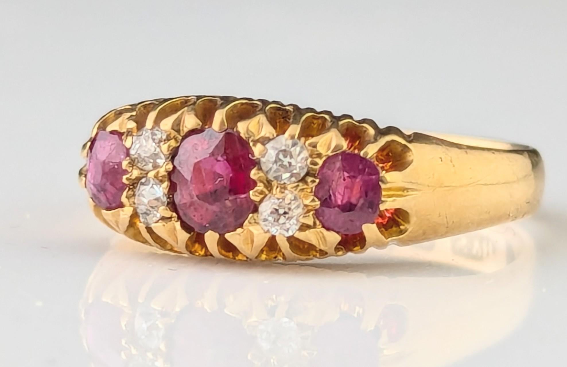 Bague ancienne en or jaune 18 carats, rubis et diamants en vente 8