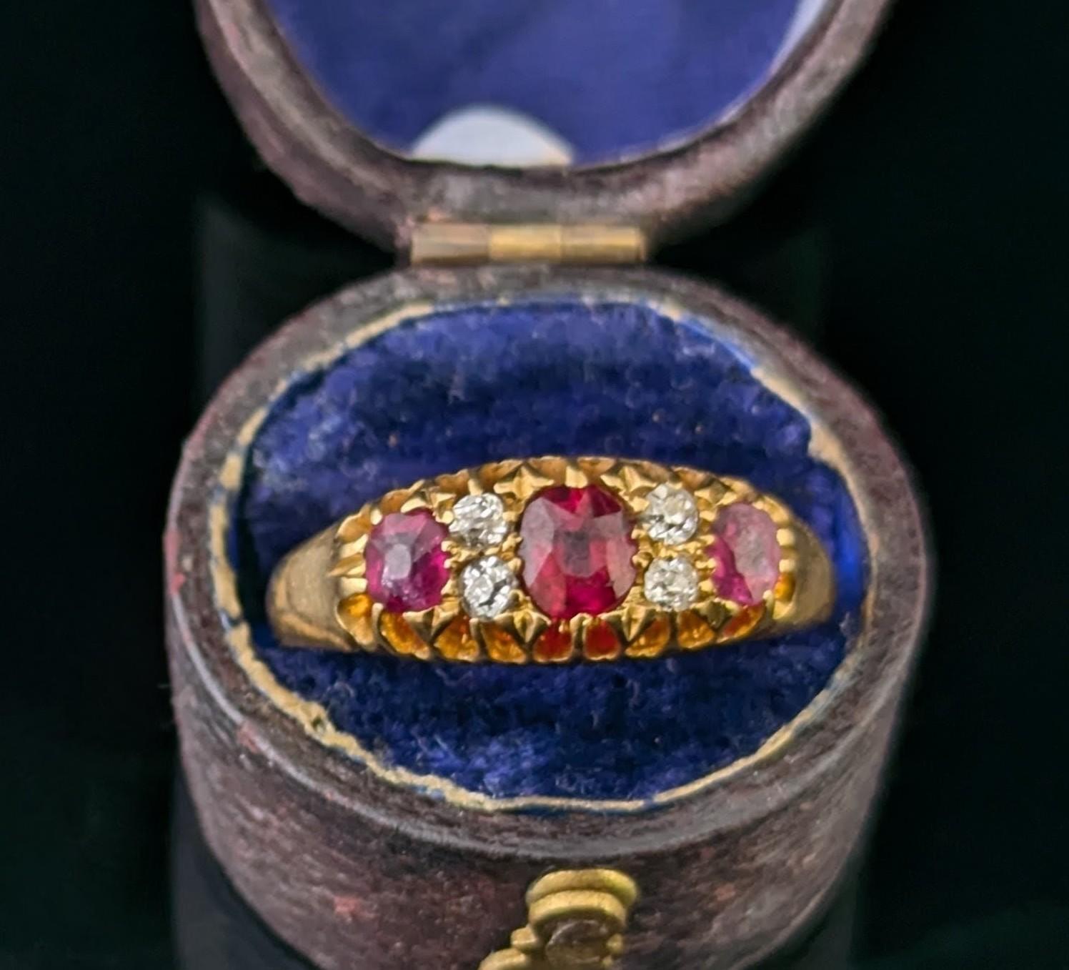 Je ne saurais trop insister sur cette superbe bague ancienne d'époque édouardienne en or jaune 18ct, ornée de rubis et de diamants.

Un style classique en forme de tête de bateau avec une combinaison vibrante de pierres précieuses qui est si