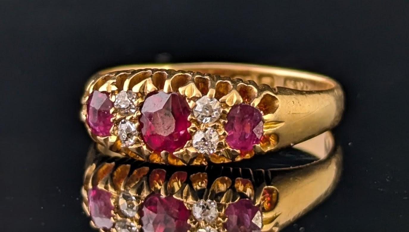 Édouardien Bague ancienne en or jaune 18 carats, rubis et diamants en vente