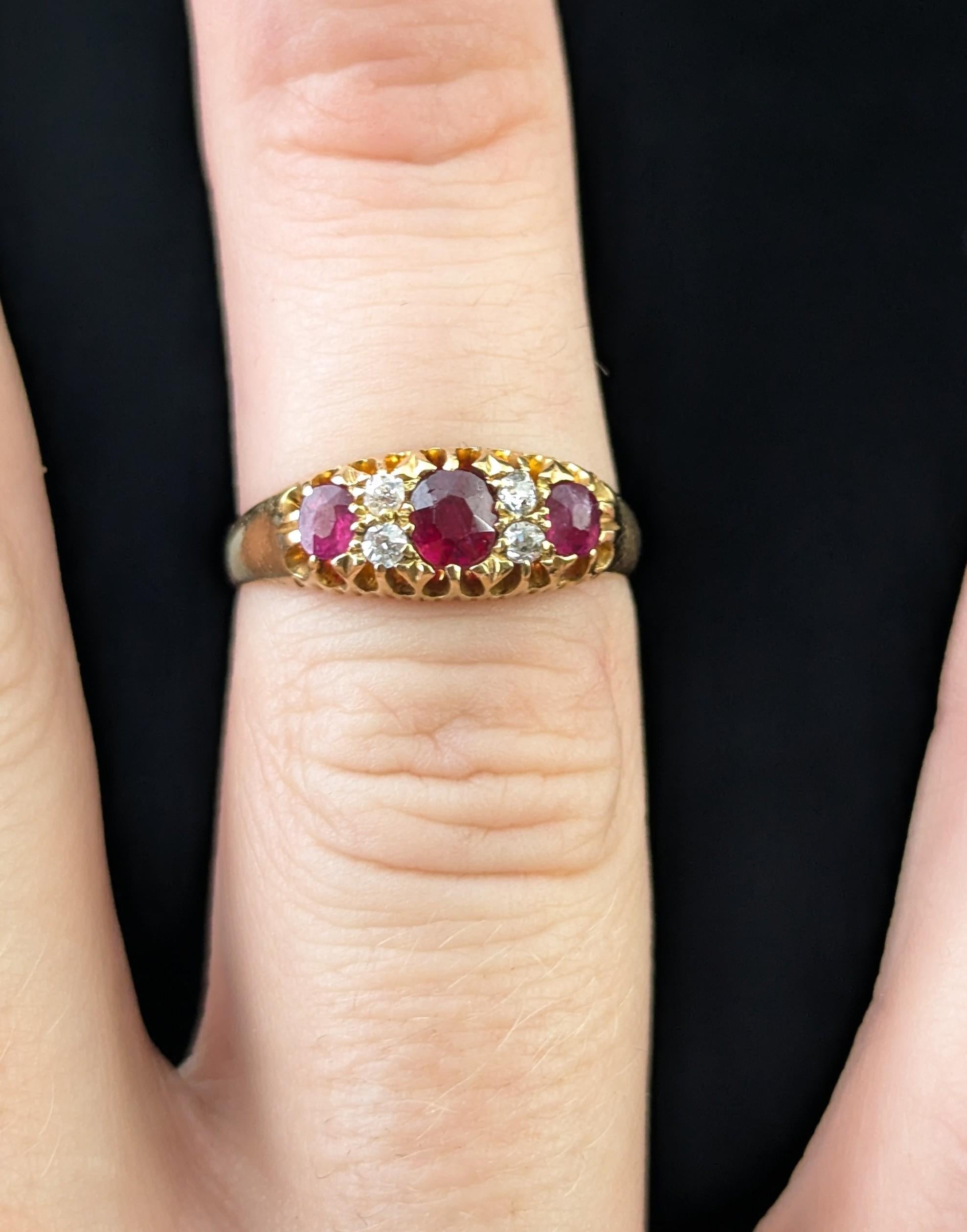 Taille ovale Bague ancienne en or jaune 18 carats, rubis et diamants en vente