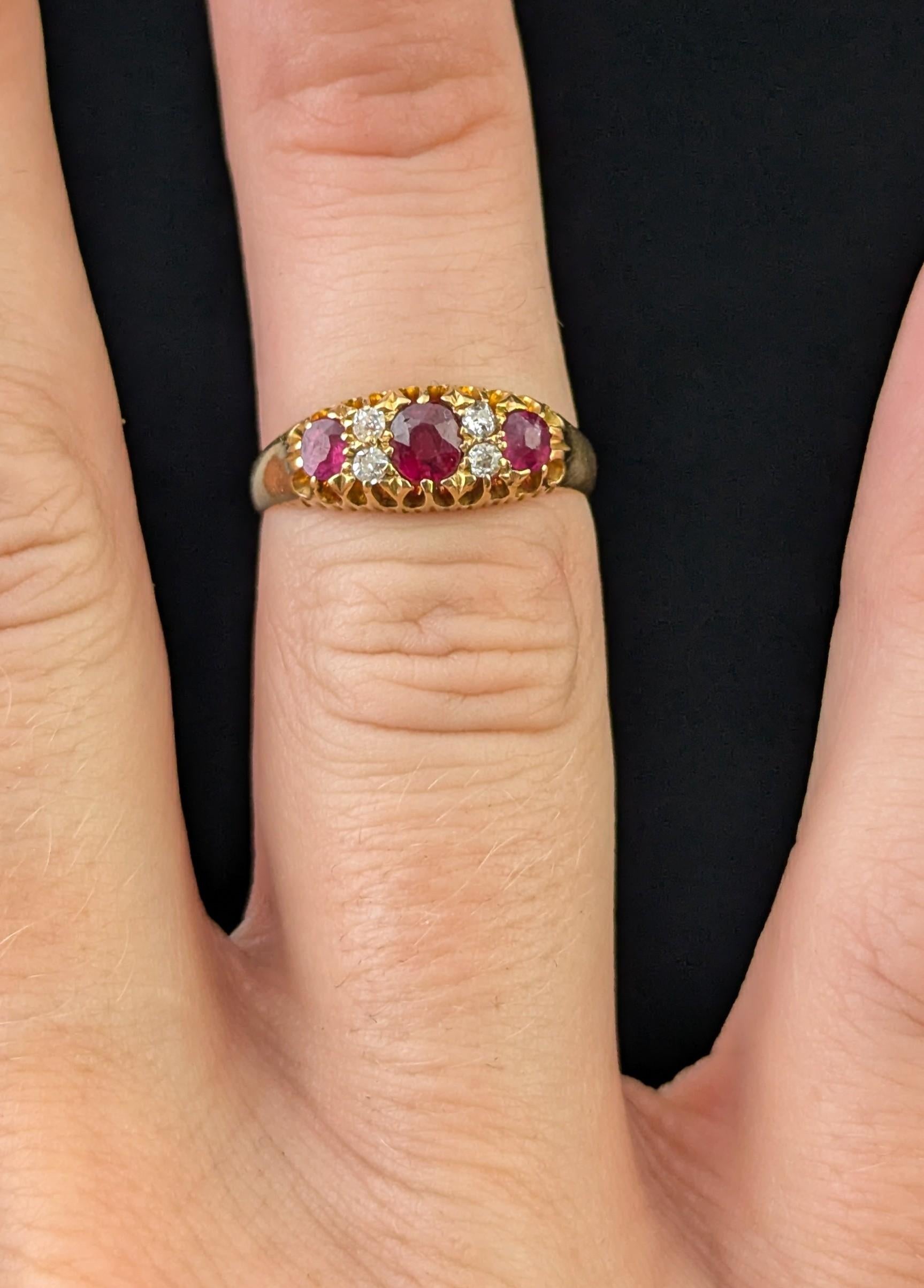 Bague ancienne en or jaune 18 carats, rubis et diamants Bon état - En vente à NEWARK, GB