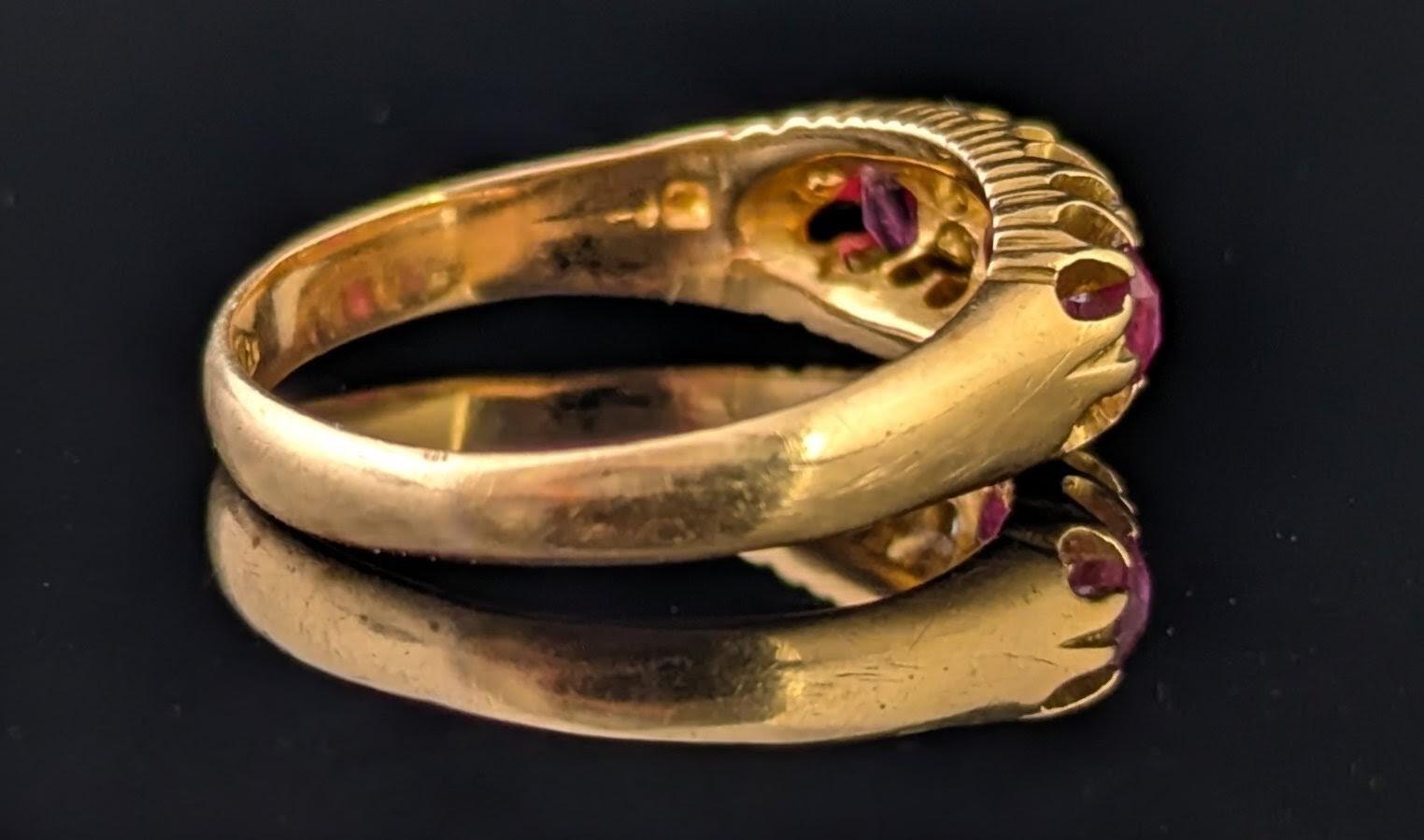 Bague ancienne en or jaune 18 carats, rubis et diamants Pour femmes en vente