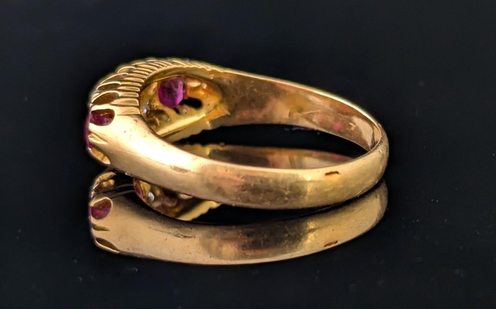 Bague ancienne en or jaune 18 carats, rubis et diamants en vente 2
