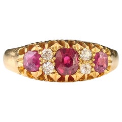 Bague ancienne en or jaune 18 carats, rubis et diamants