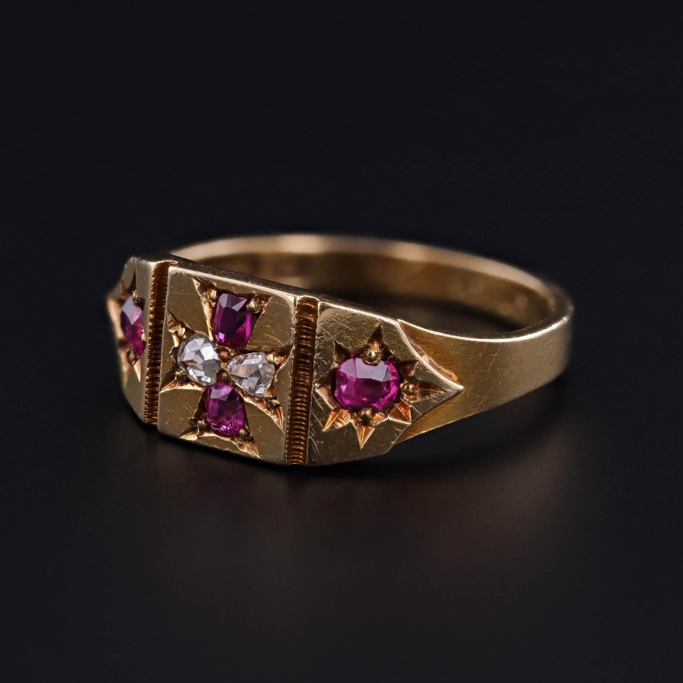 Anello vittoriano a croce di Malta con rubini e diamanti taglio rosa in oro 18 carati, datato 1874

Eleva la tua collezione con questo raro e significativo gioiello dell'epoca vittoriana: un anello antico finemente lavorato con una croce maltese