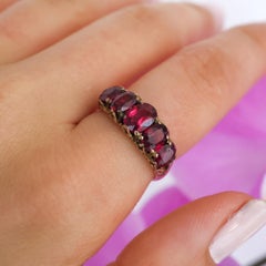 Antiker, geschnitzter Ring aus Rubin und Gold mit fünf Steinen, um 1910