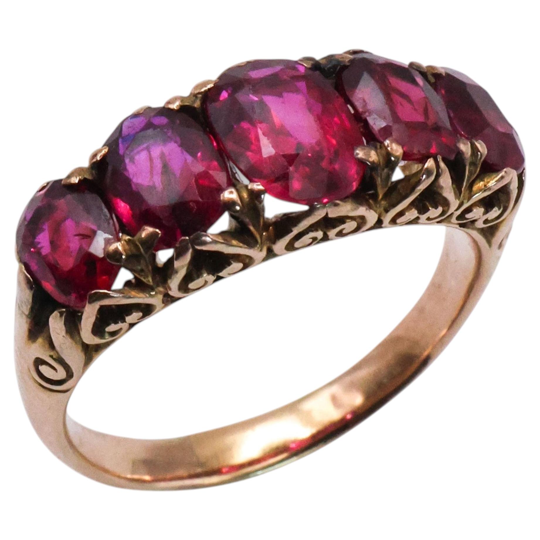 Anillo antiguo de rubí y oro con cinco piedras talladas, de alrededor de 1910