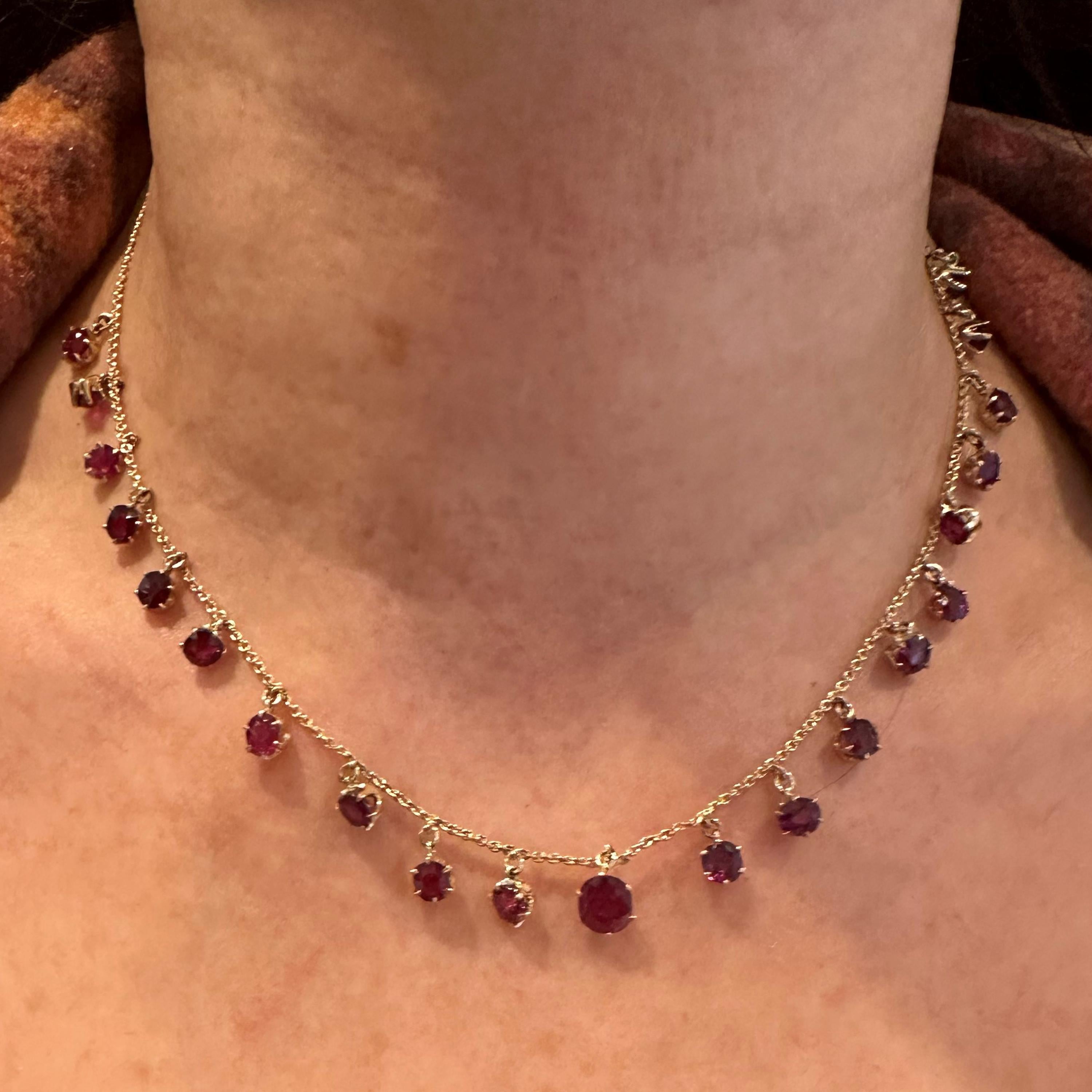 Taille coussin antique Collier à franges anciennes en or et rubis, c. 1920 en vente