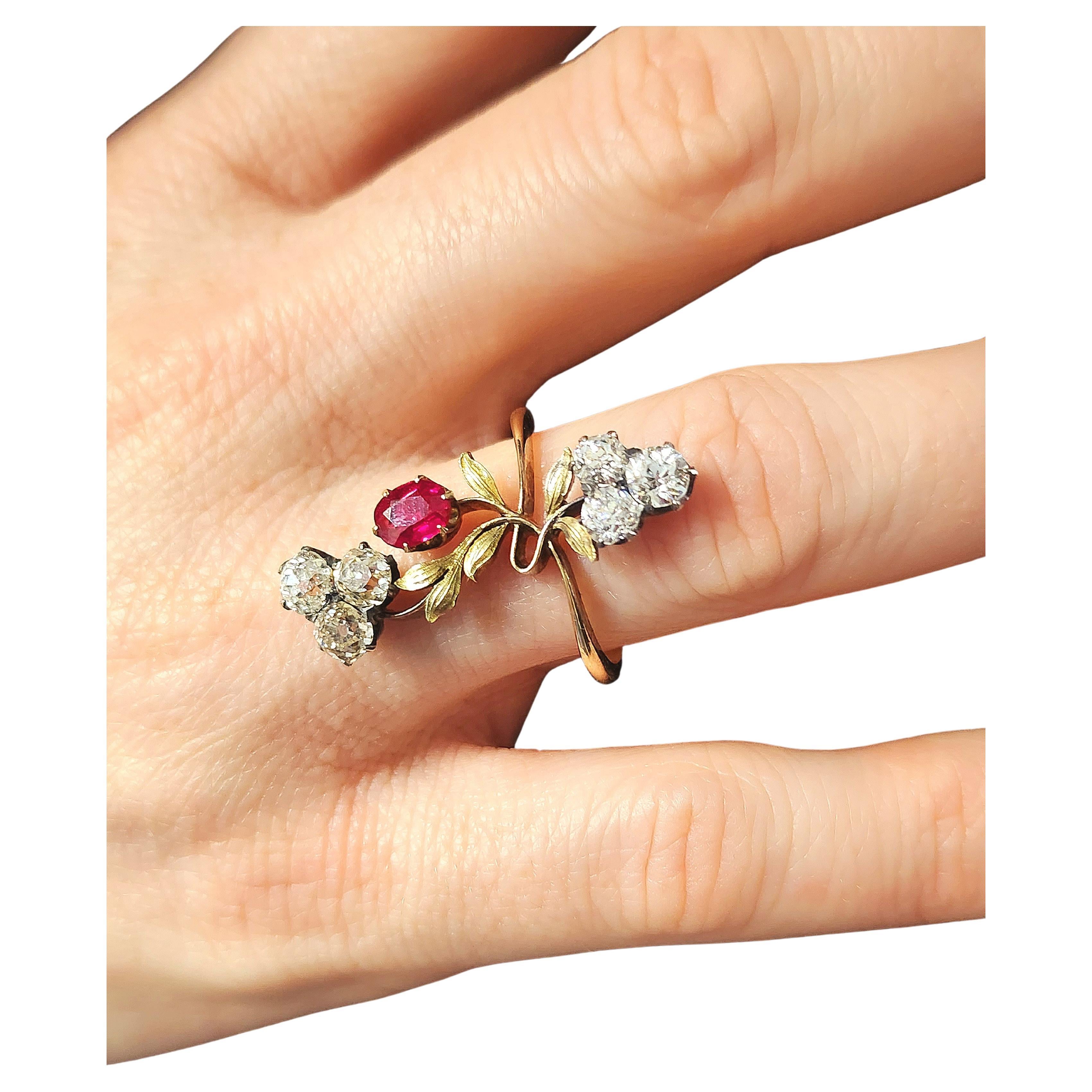 Antiker 14k russischer Goldring im Blatt artnnoveu designe zentriert mit natürlichem ovalem Rubin flankiert mit 6 alten Minenschliffdiamanten geschätztes Gewicht von 1,50 Karat Ringkopflänge 3cm 