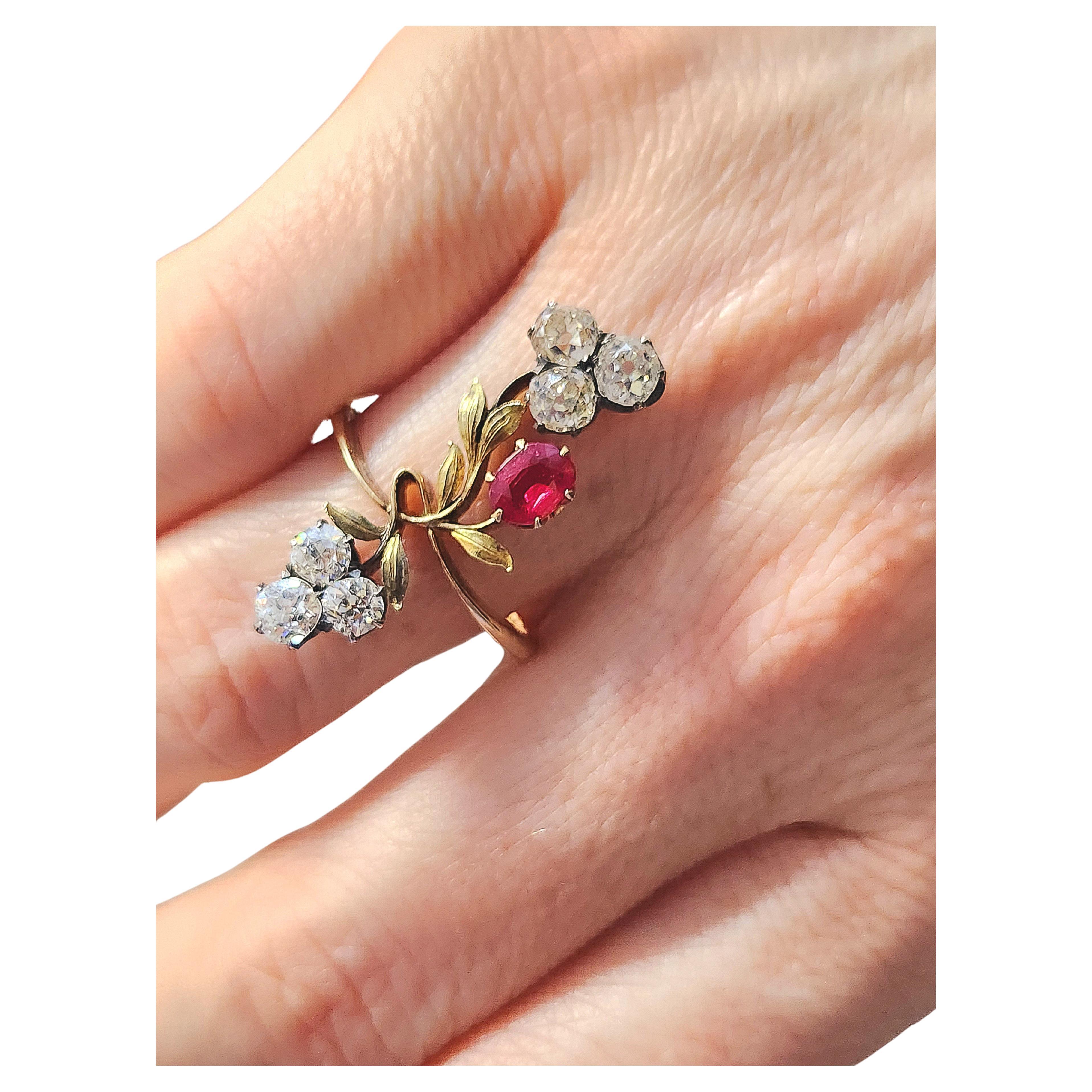 Antiker Goldring mit Rubin und Diamant im Minenschliff (Art nouveau) im Angebot